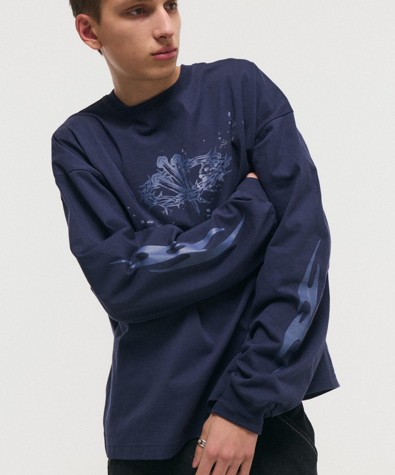ILL'S | GRAPHIC LONG SLEEVE TEE / グラフィックロングスリーブTシャツ