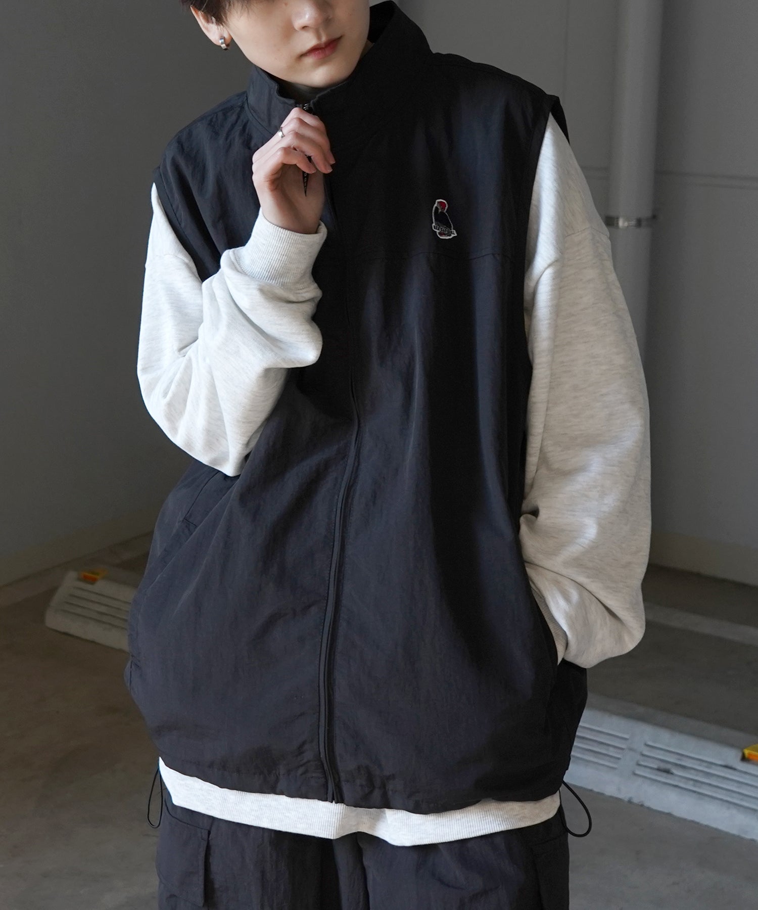 【RED CAP GIRL】25SS ビッグシルエット スタンドネック 裾ひもドロスト 胸ワッペン刺繍 ナイロンベスト