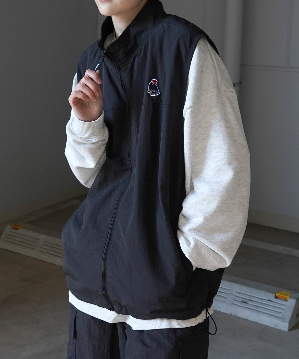 【RED CAP GIRL】25SS ビッグシルエット スタンドネック 裾ひもドロスト 胸ワッペン刺繍 ナイロンベスト