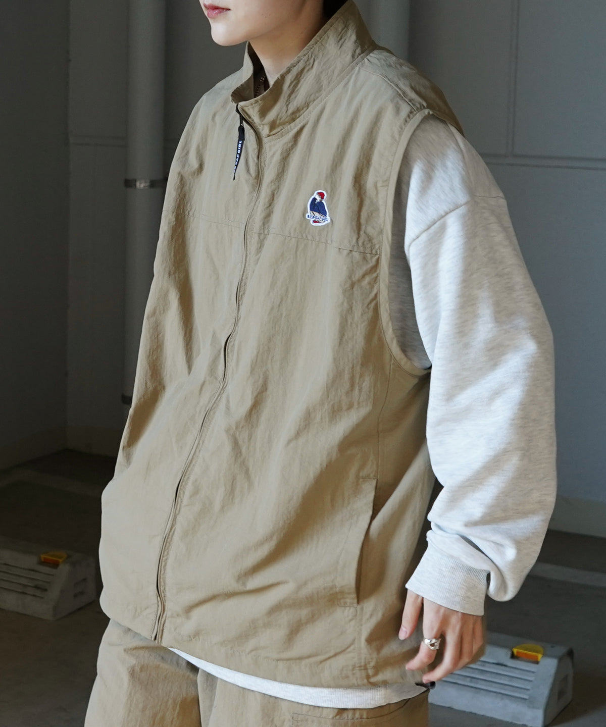 【RED CAP GIRL】25SS ビッグシルエット スタンドネック 裾ひもドロスト 胸ワッペン刺繍 ナイロンベスト