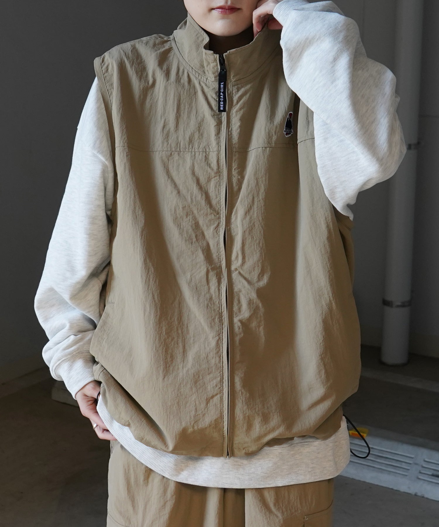 【RED CAP GIRL】25SS ビッグシルエット スタンドネック 裾ひもドロスト 胸ワッペン刺繍 ナイロンベスト