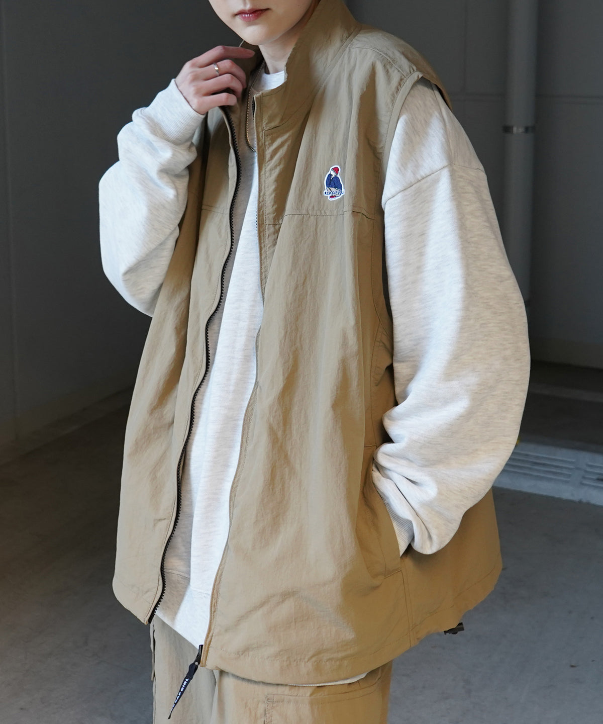 【RED CAP GIRL】25SS ビッグシルエット スタンドネック 裾ひもドロスト 胸ワッペン刺繍 ナイロンベスト