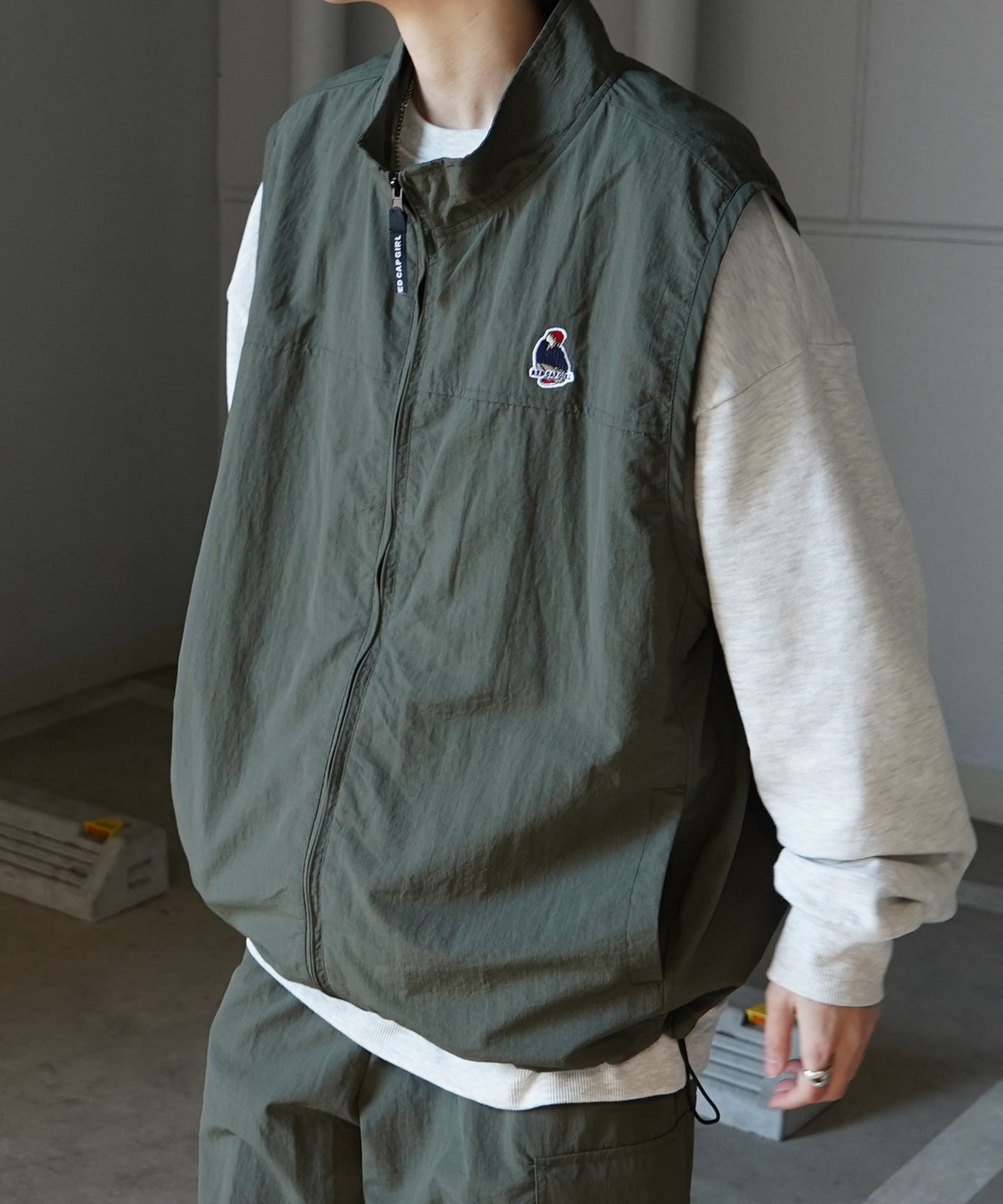 【RED CAP GIRL】25SS ビッグシルエット スタンドネック 裾ひもドロスト 胸ワッペン刺繍 ナイロンベスト