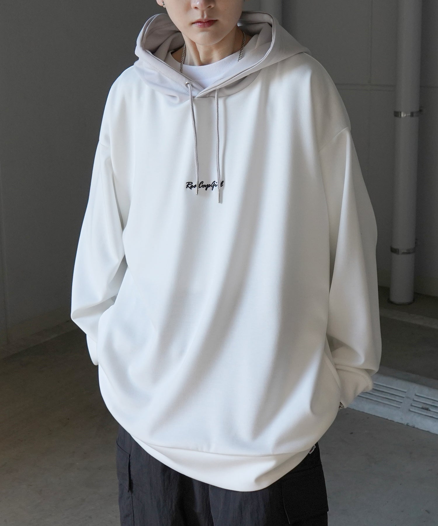 【RED CAP GIRL】24SS ビッグシルエット とろみポンチ 落ち感ドレープ 配色フード バックプリント ダンボールニットプルオーバーパーカー