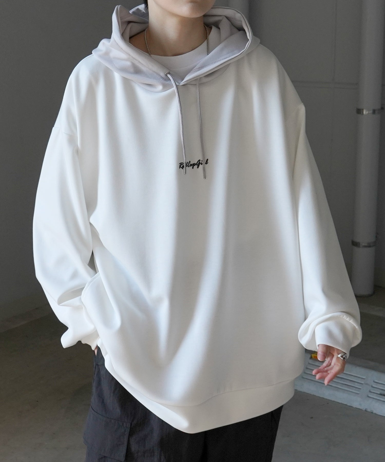 【RED CAP GIRL】24SS ビッグシルエット とろみポンチ 落ち感ドレープ 配色フード バックプリント ダンボールニットプルオーバーパーカー
