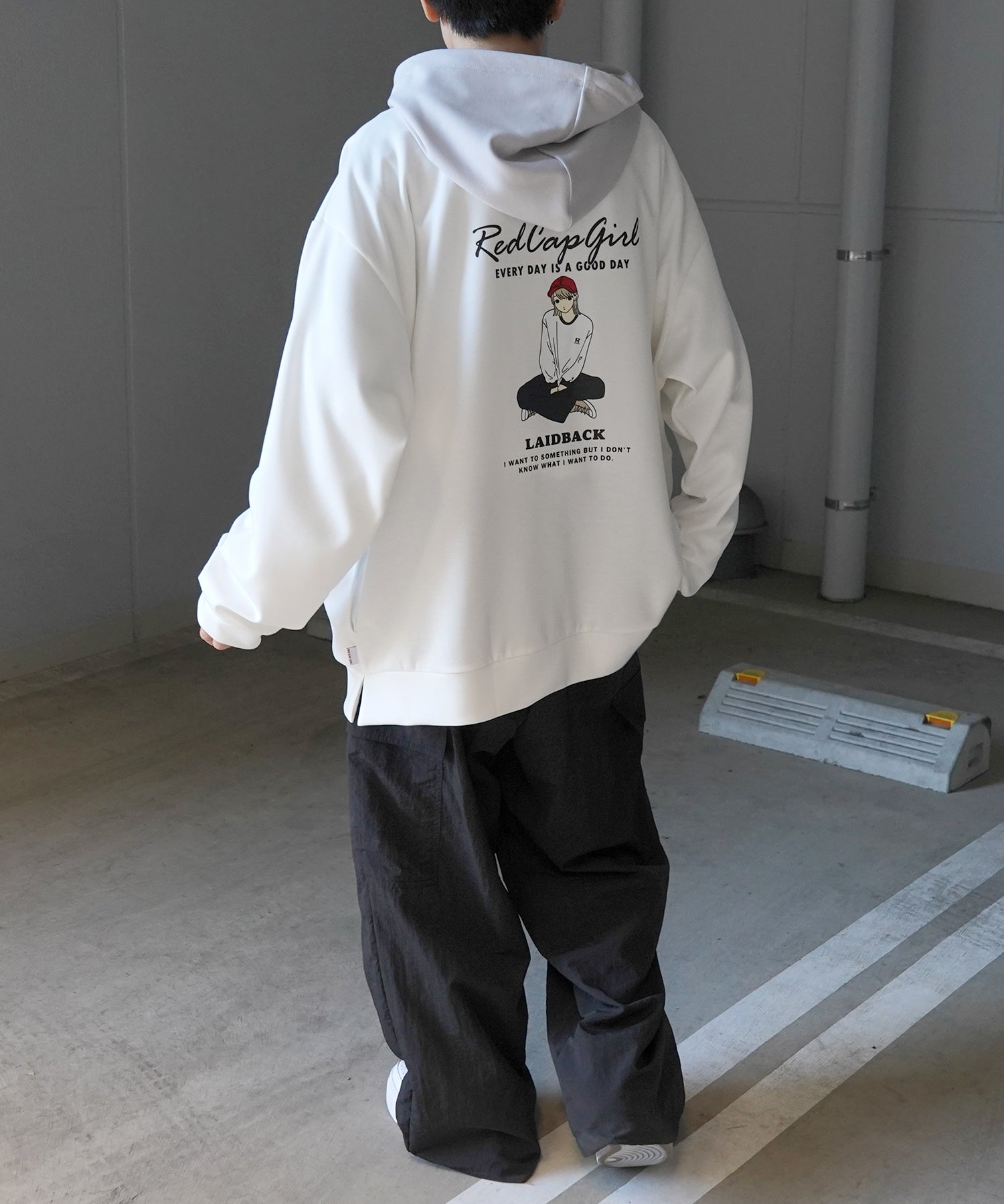 【RED CAP GIRL】24SS ビッグシルエット とろみポンチ 落ち感ドレープ 配色フード バックプリント ダンボールニットプルオーバーパーカー