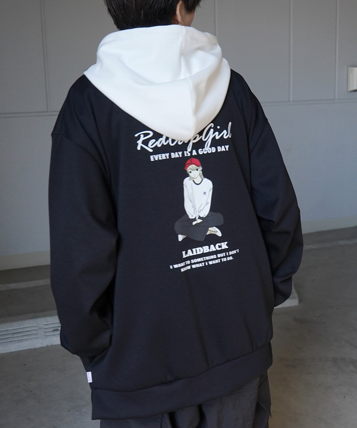 【RED CAP GIRL】24SS ビッグシルエット とろみポンチ 落ち感ドレープ 配色フード バックプリント ダンボールニットプルオーバーパーカー