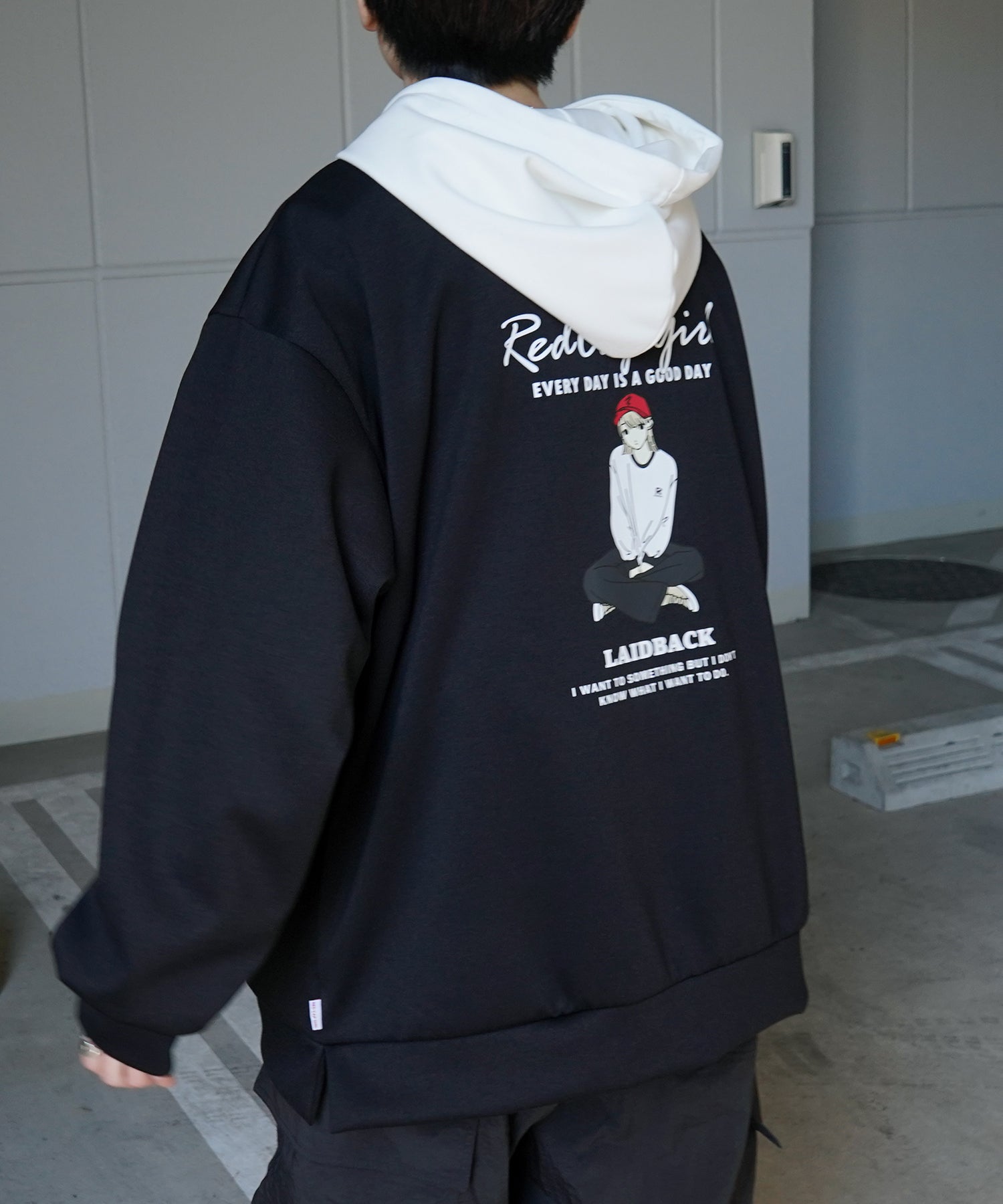 【RED CAP GIRL】24SS ビッグシルエット とろみポンチ 落ち感ドレープ 配色フード バックプリント ダンボールニットプルオーバーパーカー