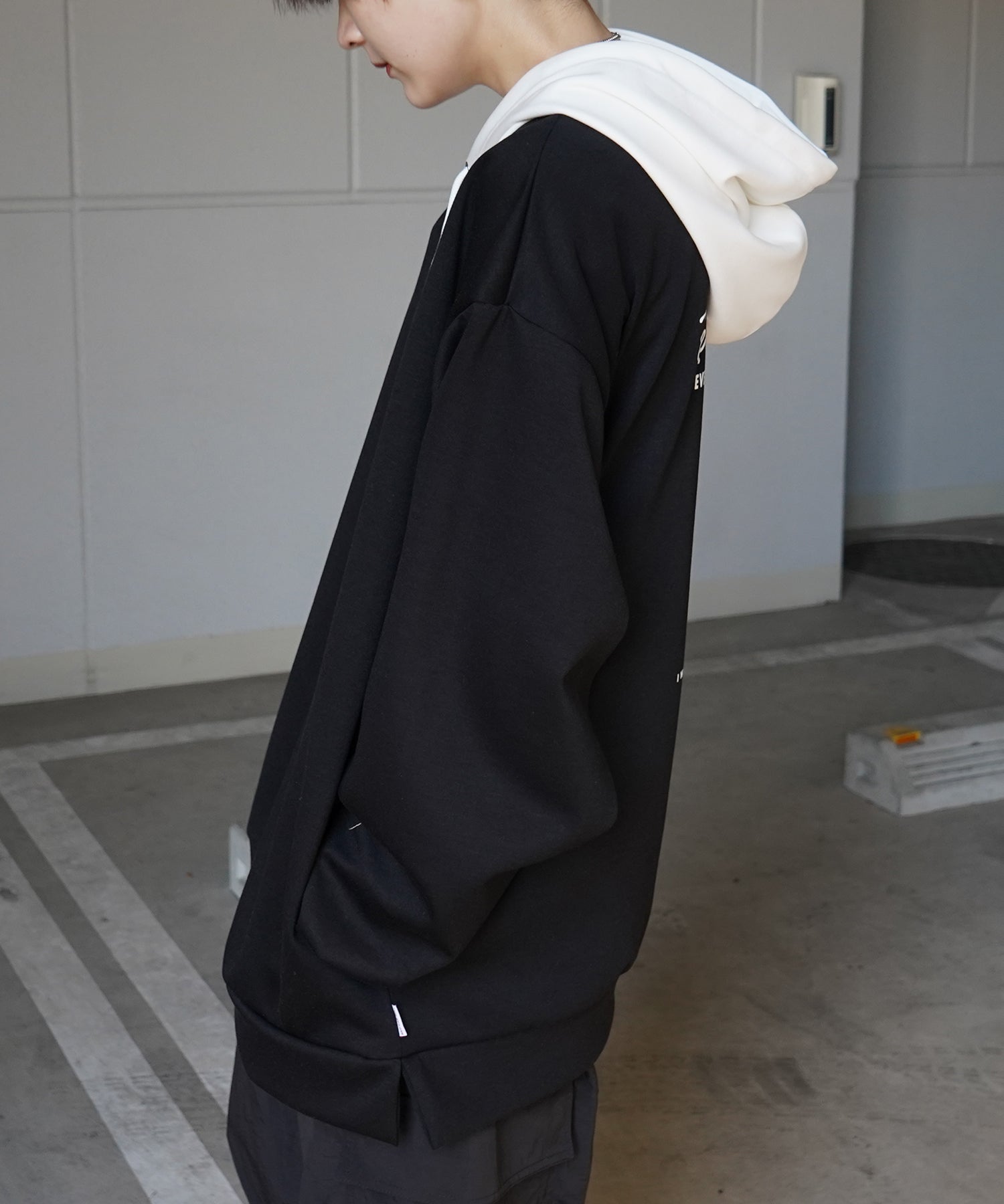 【RED CAP GIRL】24SS ビッグシルエット とろみポンチ 落ち感ドレープ 配色フード バックプリント ダンボールニットプルオーバーパーカー