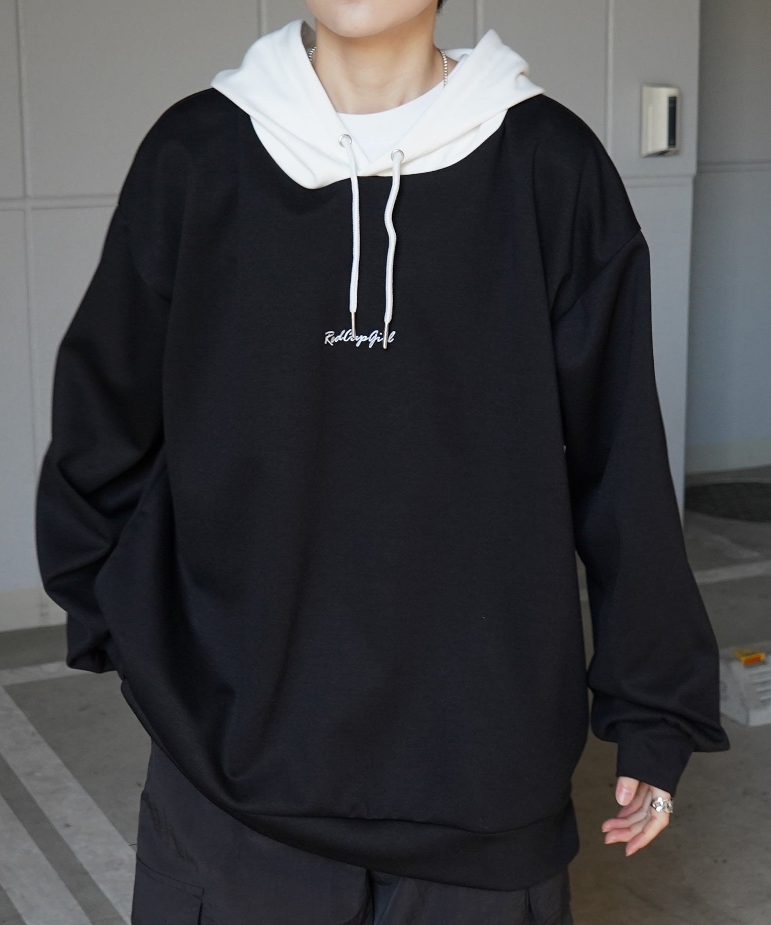 【RED CAP GIRL】24SS ビッグシルエット とろみポンチ 落ち感ドレープ 配色フード バックプリント ダンボールニットプルオーバーパーカー