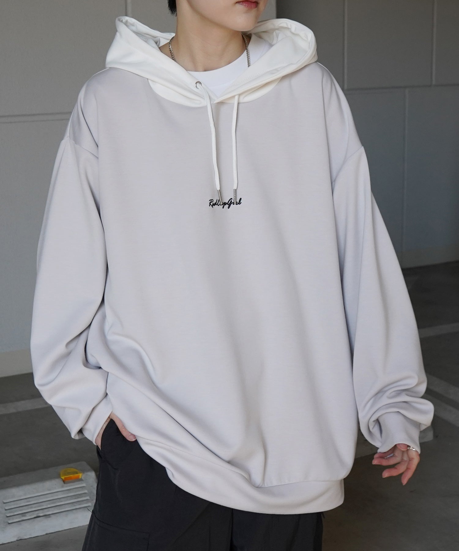 【RED CAP GIRL】24SS ビッグシルエット とろみポンチ 落ち感ドレープ 配色フード バックプリント ダンボールニットプルオーバーパーカー