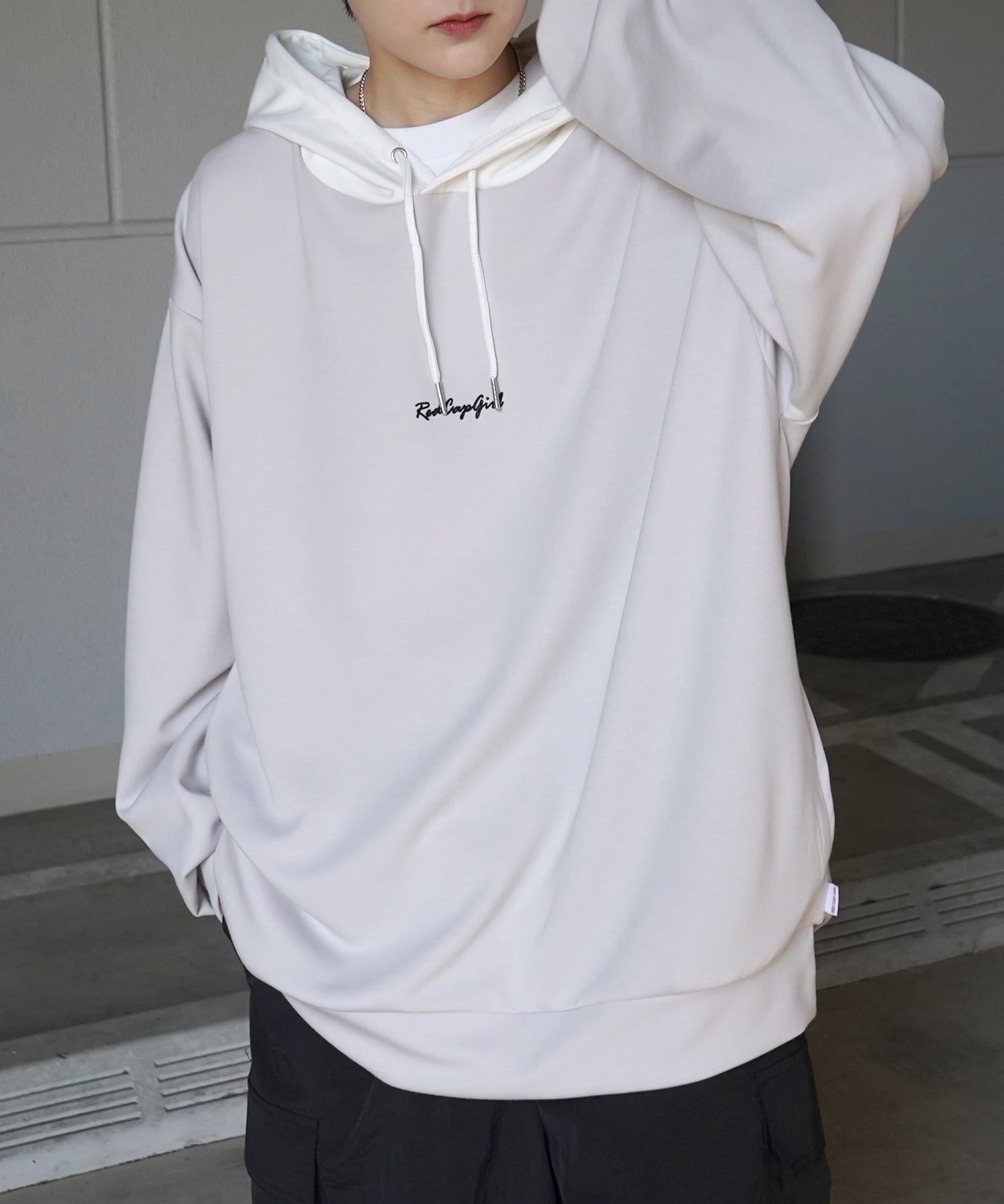 【RED CAP GIRL】24SS ビッグシルエット とろみポンチ 落ち感ドレープ 配色フード バックプリント ダンボールニットプルオーバーパーカー