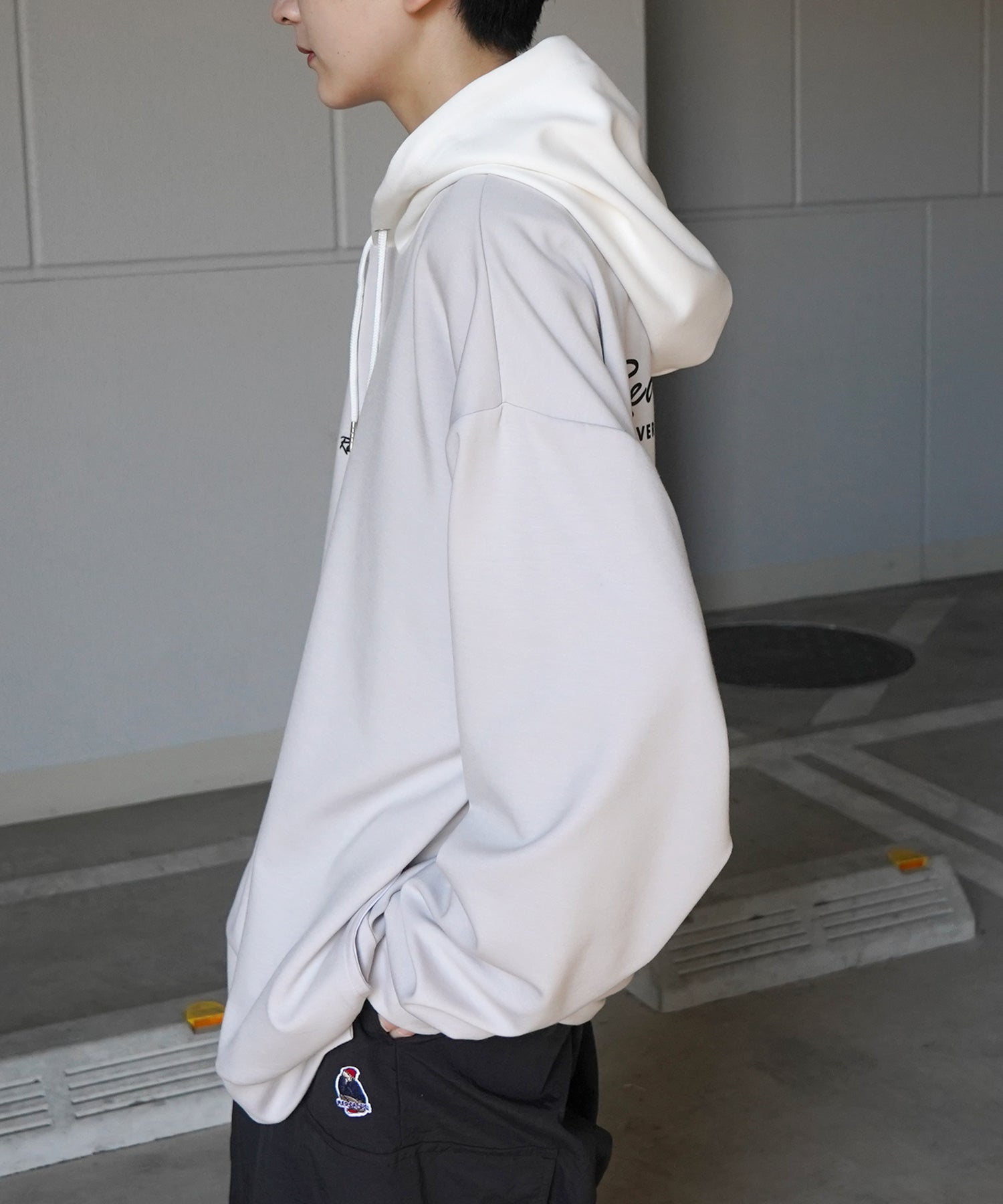 【RED CAP GIRL】24SS ビッグシルエット とろみポンチ 落ち感ドレープ 配色フード バックプリント ダンボールニットプルオーバーパーカー