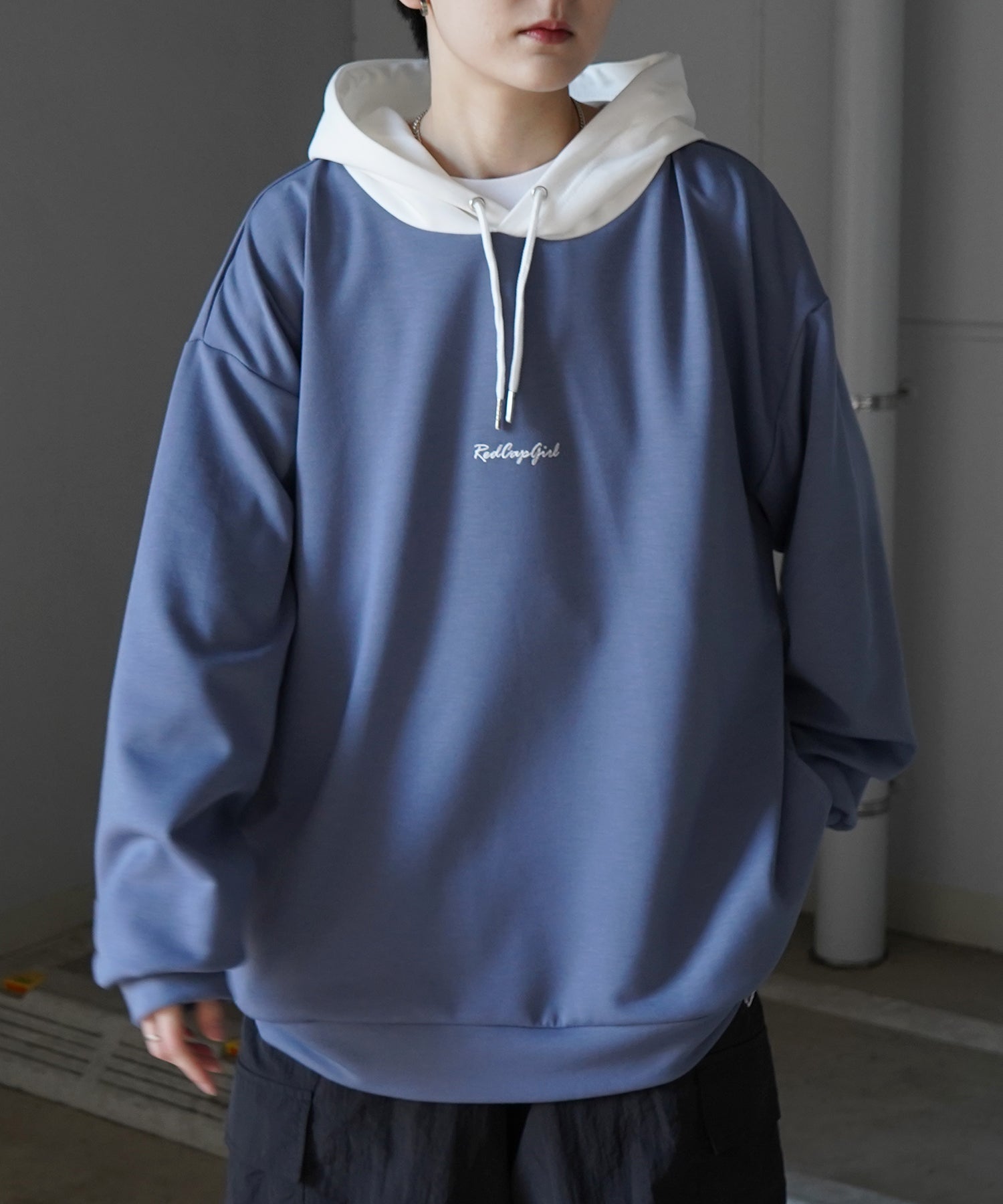 【RED CAP GIRL】24SS ビッグシルエット とろみポンチ 落ち感ドレープ 配色フード バックプリント ダンボールニットプルオーバーパーカー