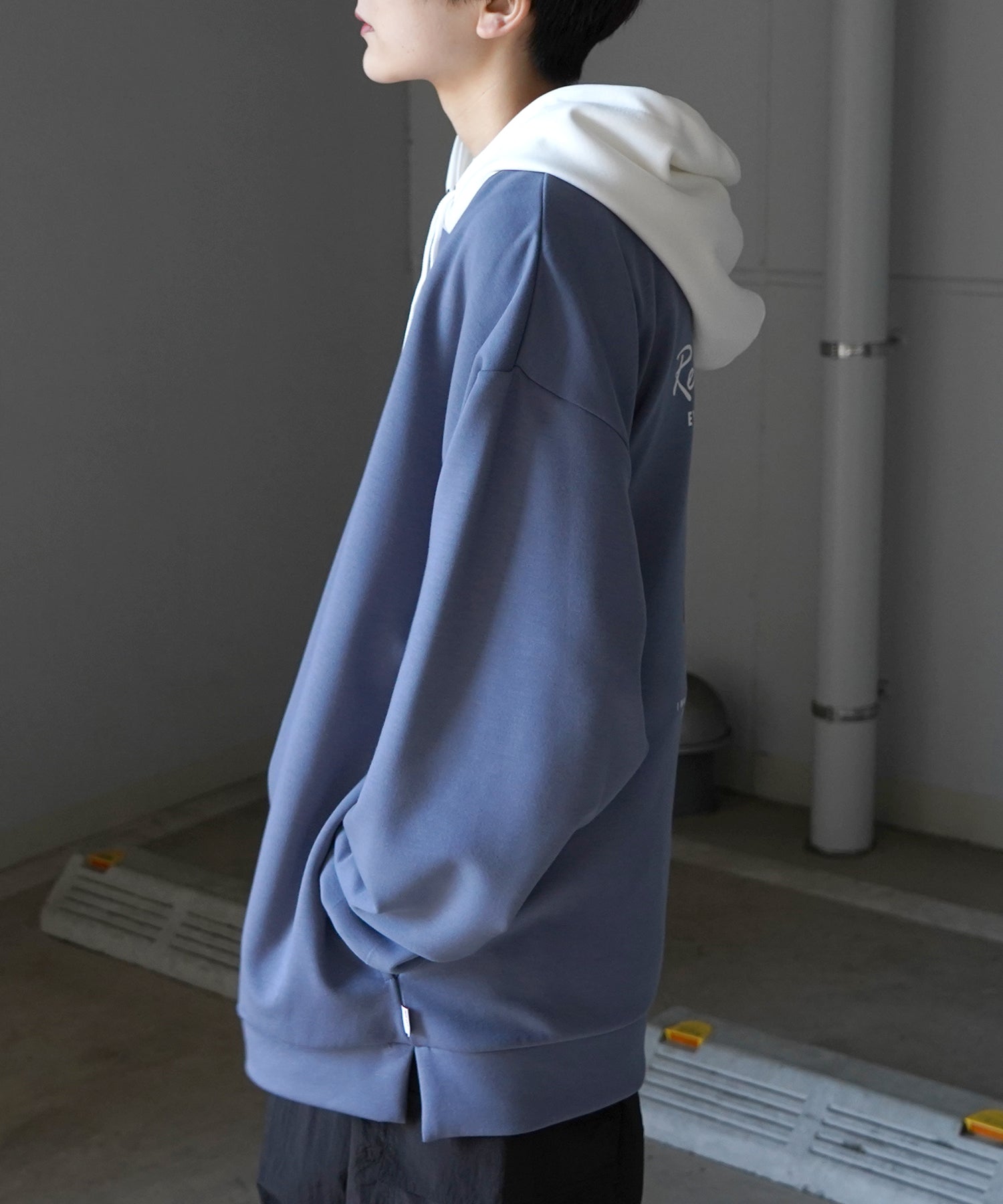 【RED CAP GIRL】24SS ビッグシルエット とろみポンチ 落ち感ドレープ 配色フード バックプリント ダンボールニットプルオーバーパーカー