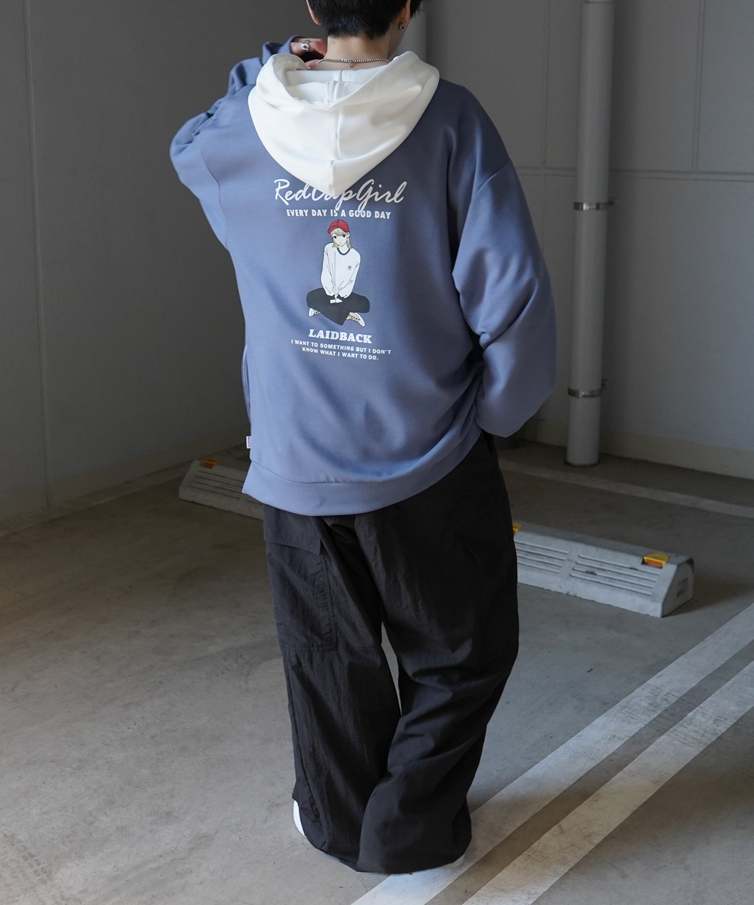 【RED CAP GIRL】24SS ビッグシルエット とろみポンチ 落ち感ドレープ 配色フード バックプリント ダンボールニットプルオーバーパーカー