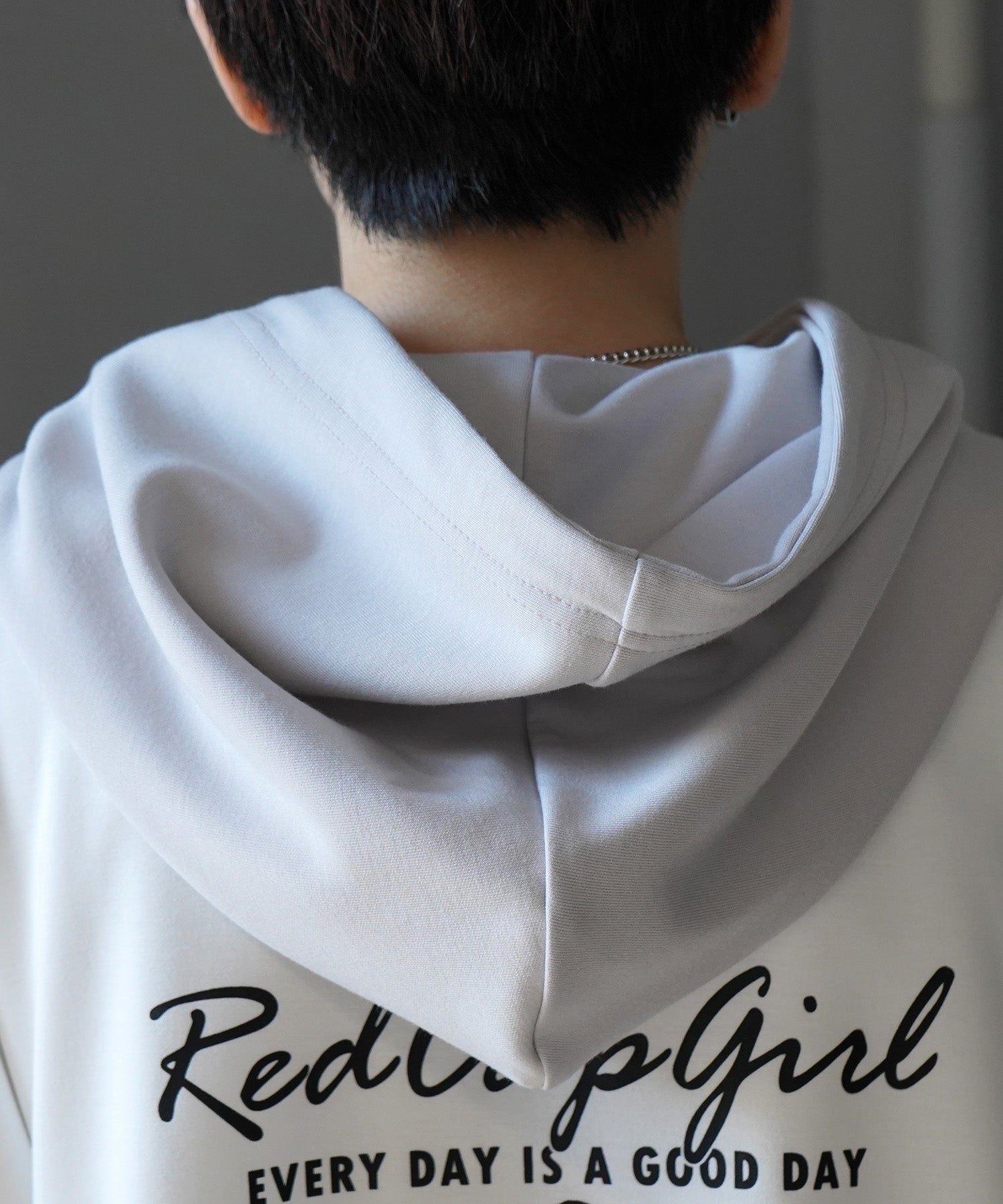 【RED CAP GIRL】24SS ビッグシルエット とろみポンチ 落ち感ドレープ 配色フード バックプリント ダンボールニットプルオーバーパーカー