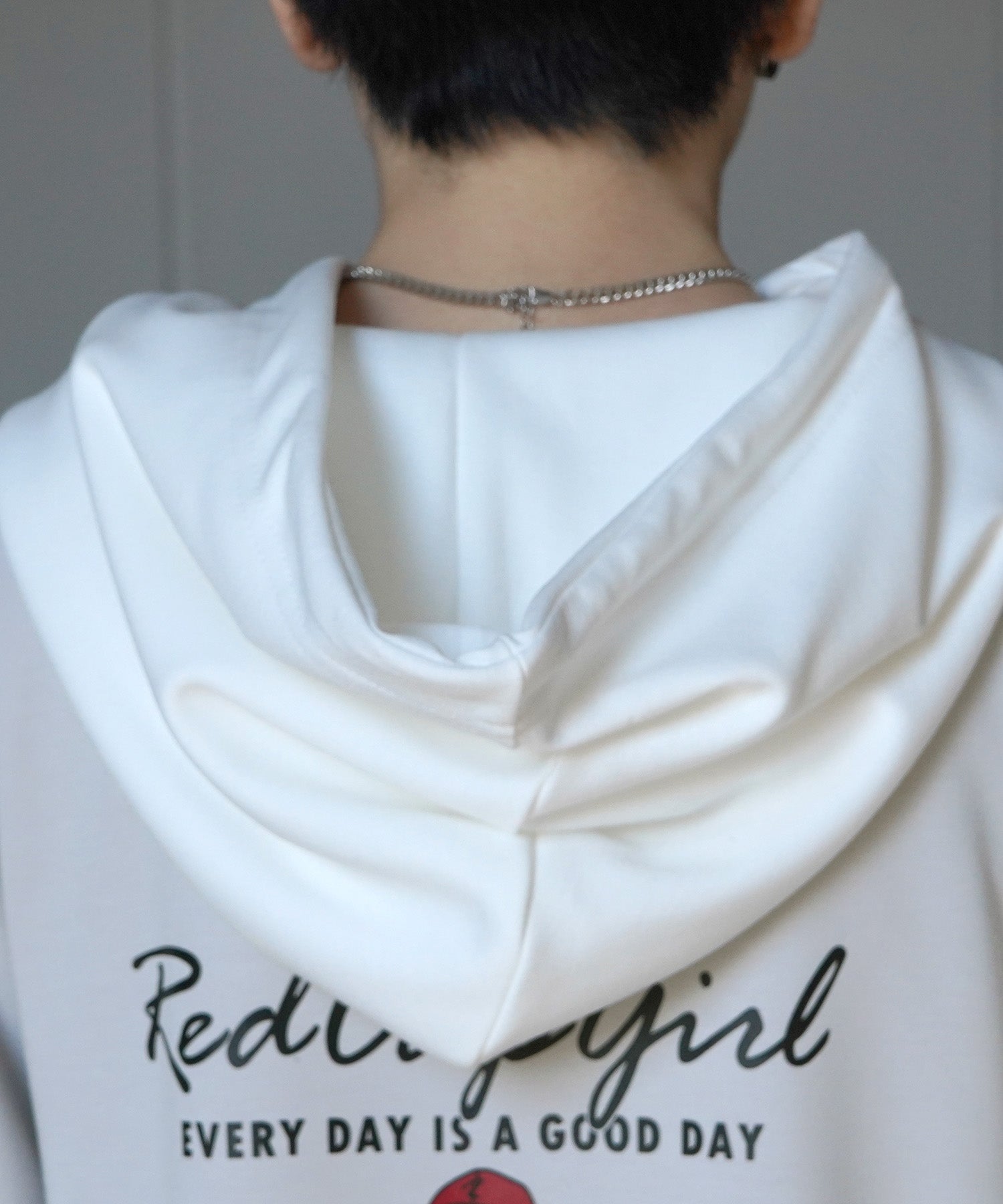 【RED CAP GIRL】24SS ビッグシルエット とろみポンチ 落ち感ドレープ 配色フード バックプリント ダンボールニットプルオーバーパーカー