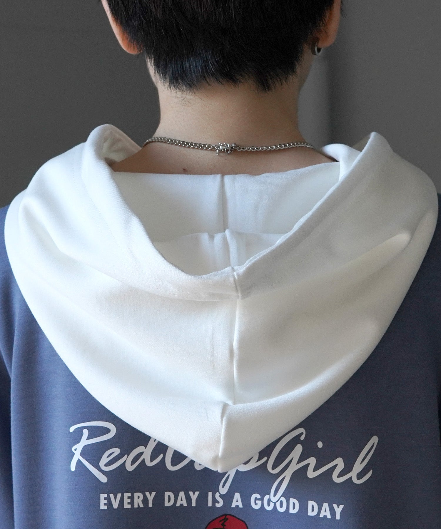 【RED CAP GIRL】24SS ビッグシルエット とろみポンチ 落ち感ドレープ 配色フード バックプリント ダンボールニットプルオーバーパーカー
