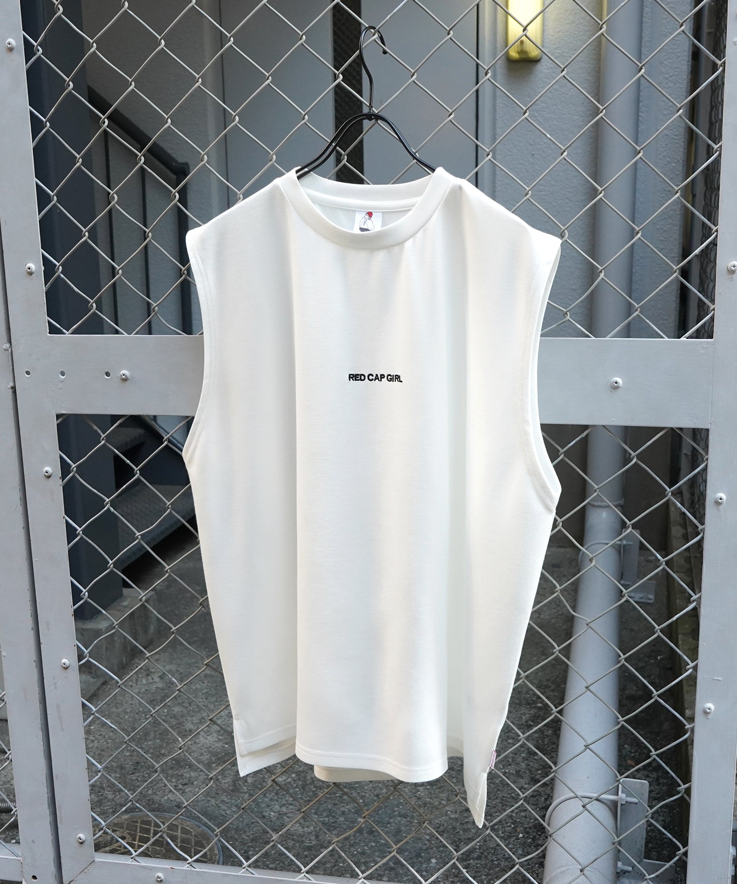 【RED CAP GIRL】25SS とろみドレープ バックプリント ノースリーブ ポンチカットソー