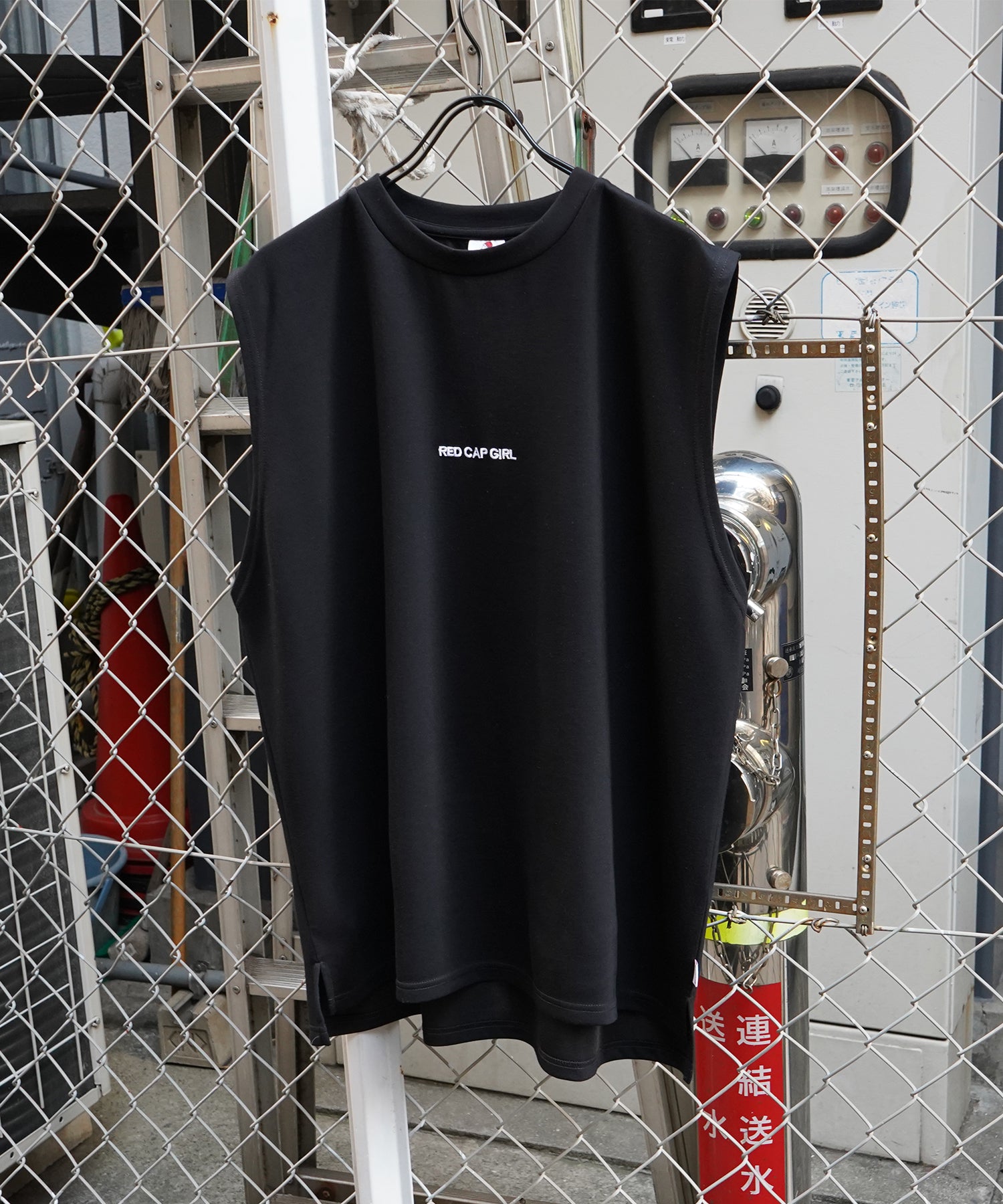 【RED CAP GIRL】25SS とろみドレープ バックプリント ノースリーブ ポンチカットソー