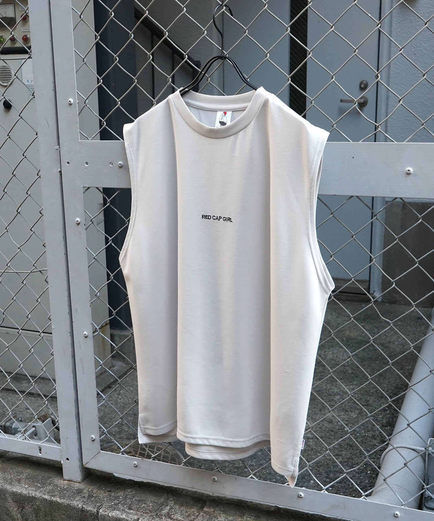 【RED CAP GIRL】25SS とろみドレープ バックプリント ノースリーブ ポンチカットソー