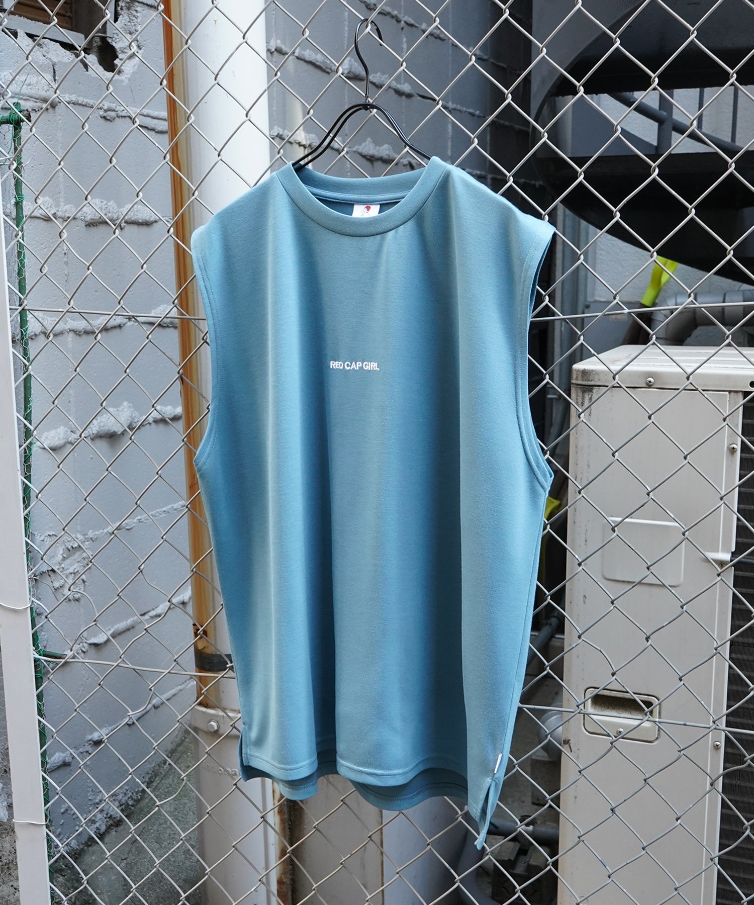 【RED CAP GIRL】25SS とろみドレープ バックプリント ノースリーブ ポンチカットソー