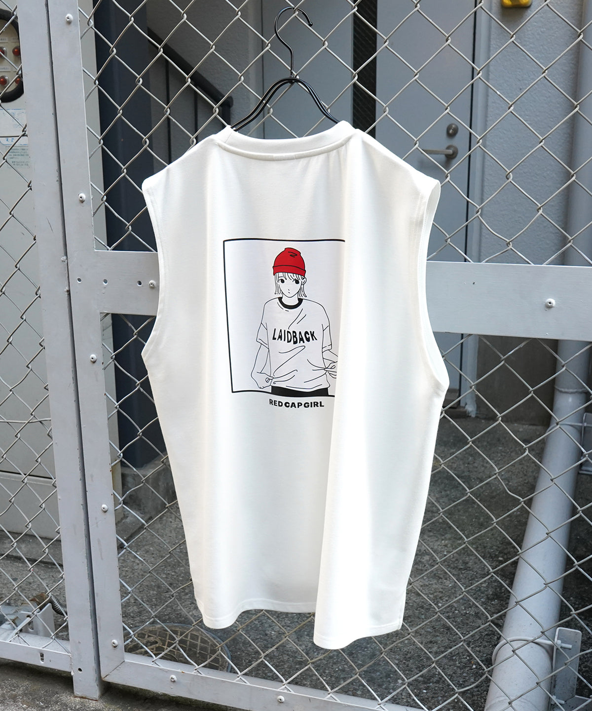 【RED CAP GIRL】25SS とろみドレープ バックプリント ノースリーブ ポンチカットソー