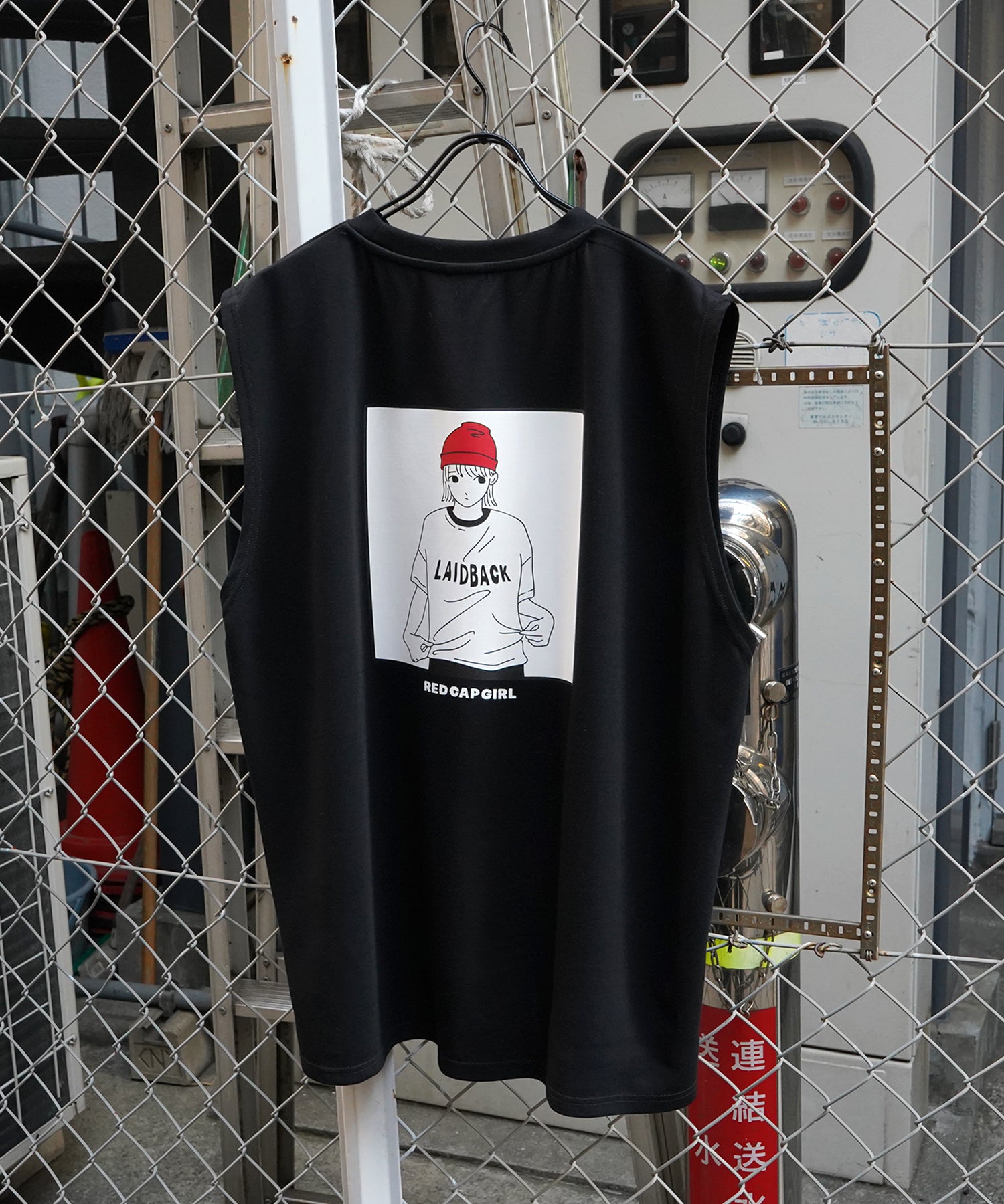 【RED CAP GIRL】25SS とろみドレープ バックプリント ノースリーブ ポンチカットソー