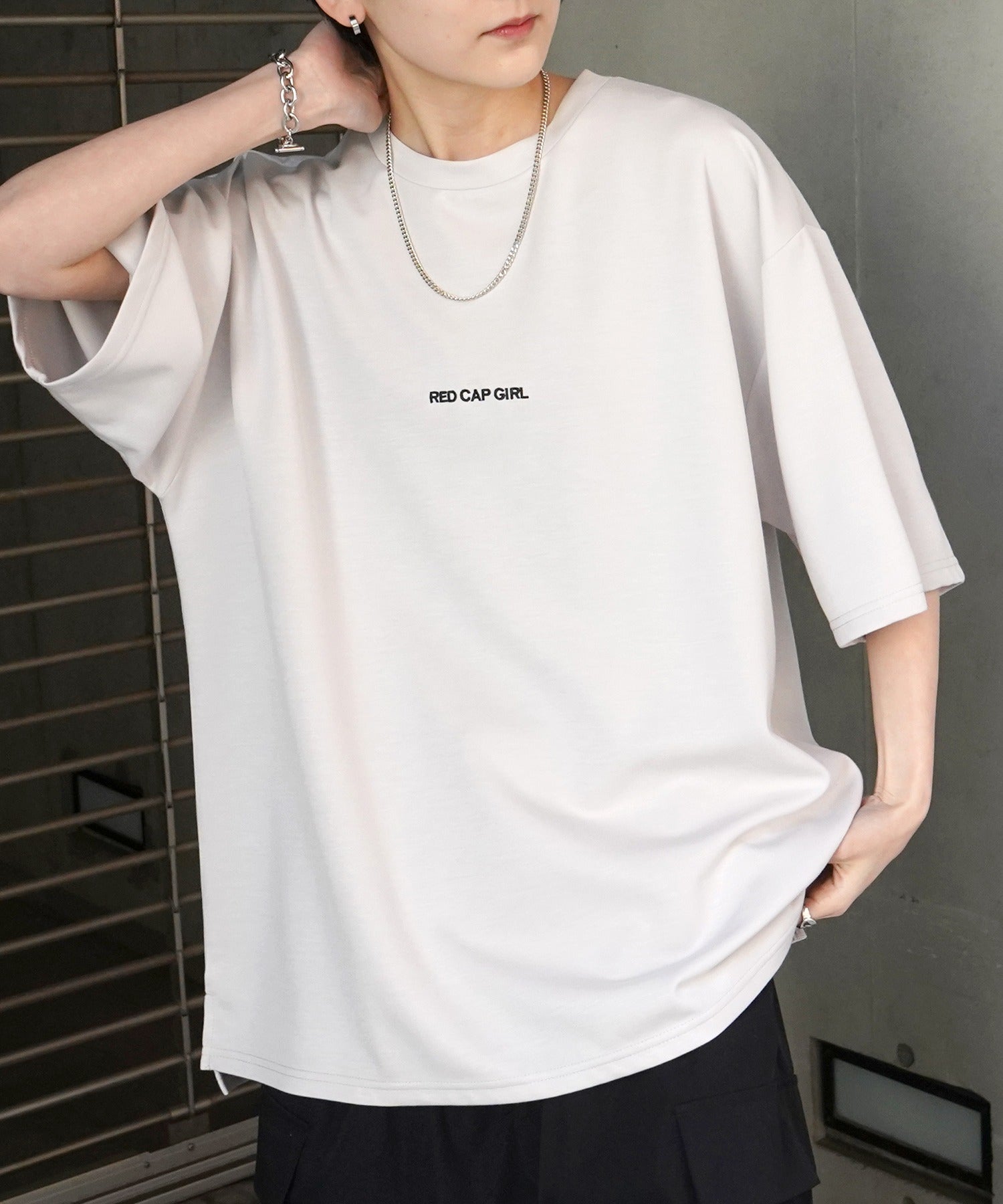 【RED CAP GIRL】 バックイラスト / ワンポイント刺繍 ドレープとろみ ポンチ ビッグシルエットプリントTシャツ 25SS
