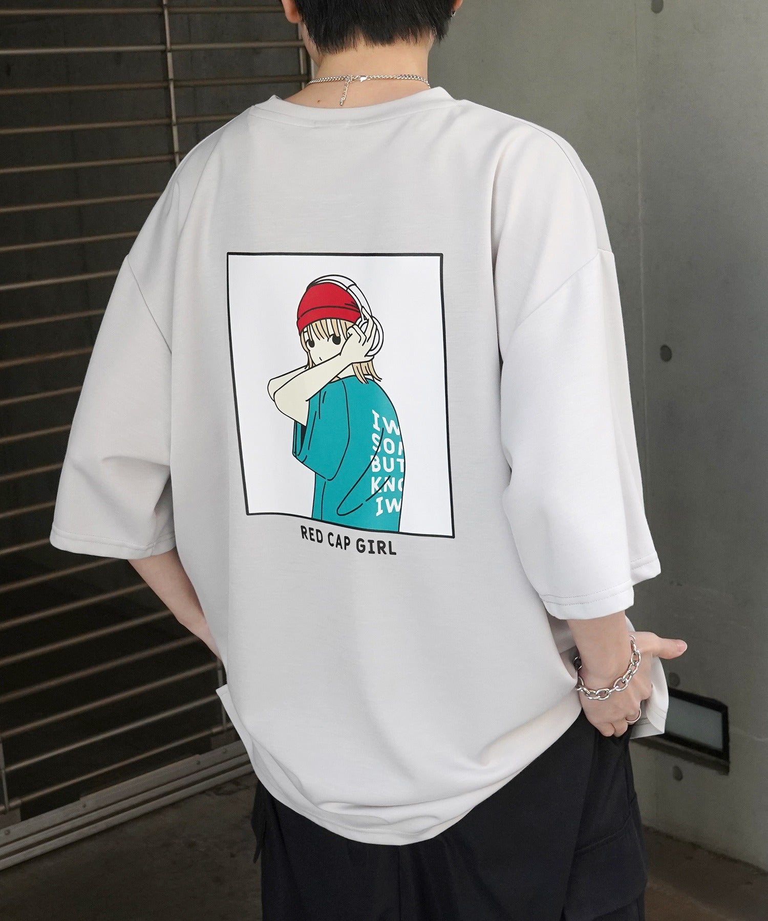 【RED CAP GIRL】 バックイラスト / ワンポイント刺繍 ドレープとろみ ポンチ ビッグシルエットプリントTシャツ 25SS