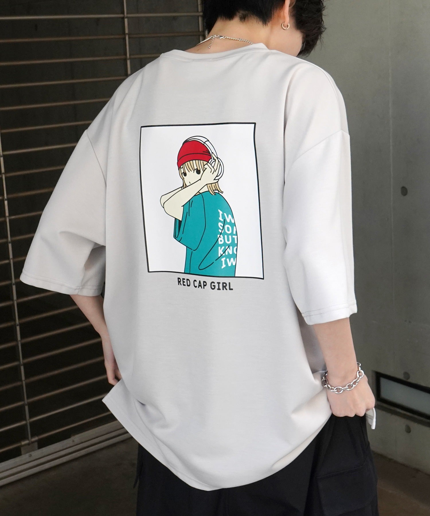 【RED CAP GIRL】 バックイラスト / ワンポイント刺繍 ドレープとろみ ポンチ ビッグシルエットプリントTシャツ 25SS
