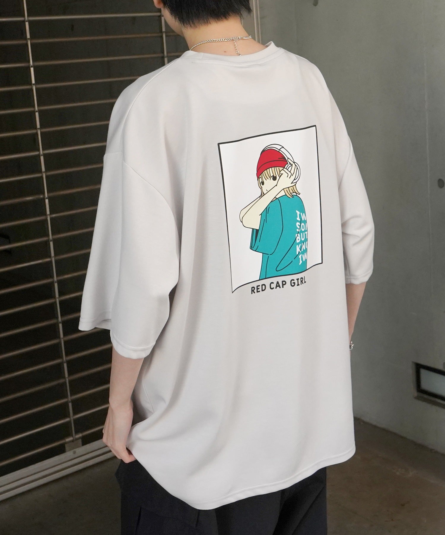 【RED CAP GIRL】 バックイラスト / ワンポイント刺繍 ドレープとろみ ポンチ ビッグシルエットプリントTシャツ 25SS