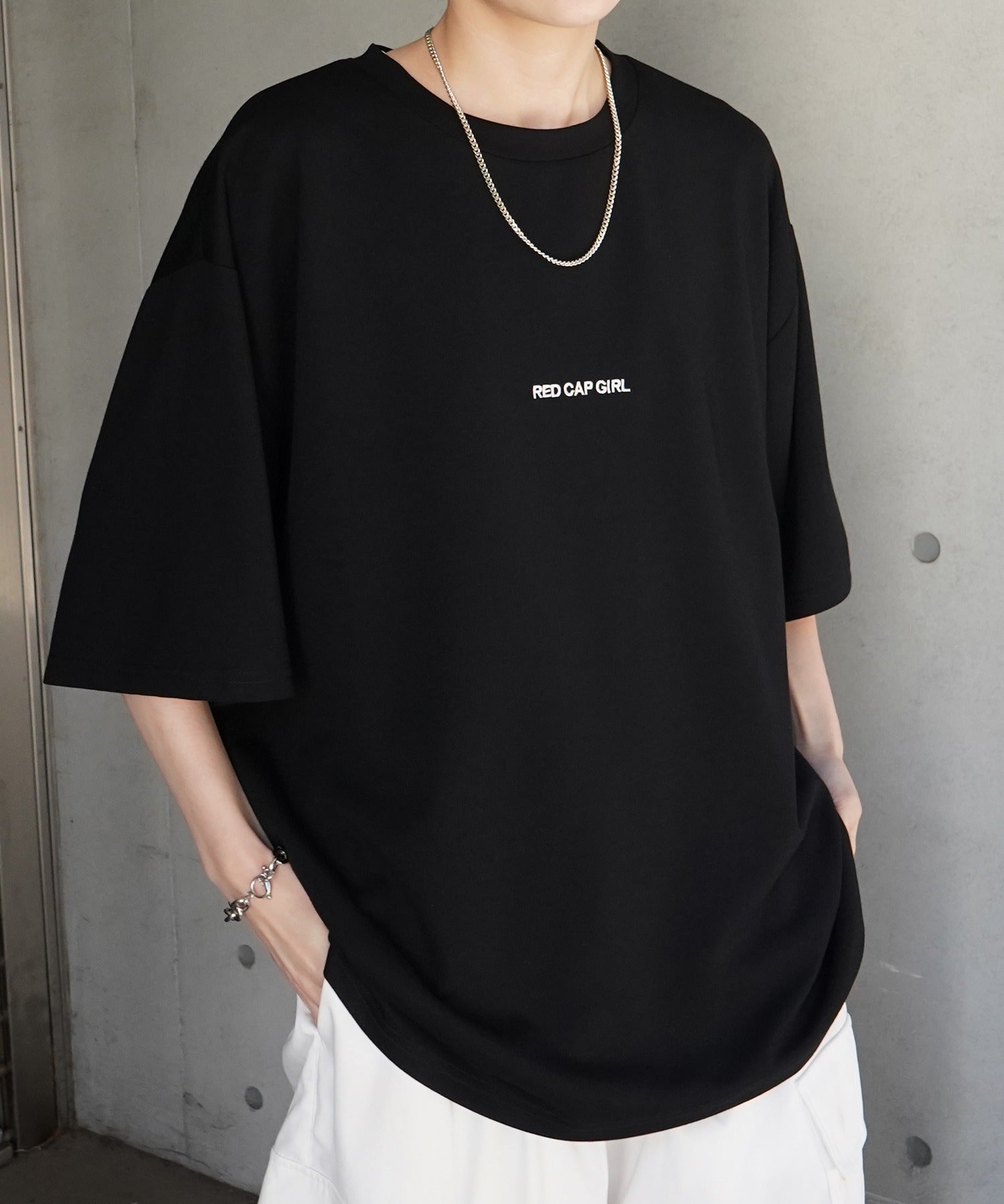 【RED CAP GIRL】 バックイラスト / ワンポイント刺繍 ドレープとろみ ポンチ ビッグシルエットプリントTシャツ 25SS