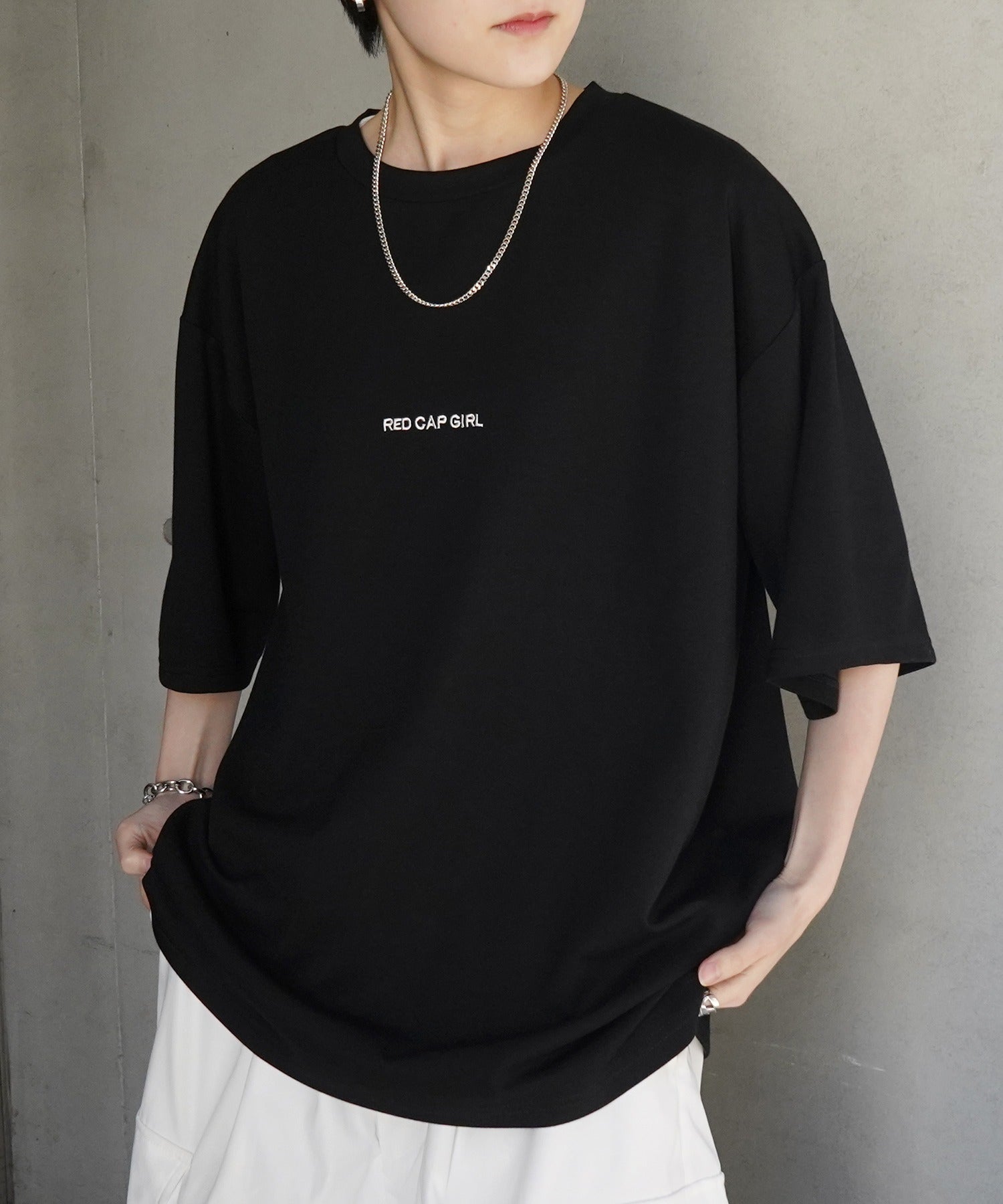 【RED CAP GIRL】 バックイラスト / ワンポイント刺繍 ドレープとろみ ポンチ ビッグシルエットプリントTシャツ 25SS