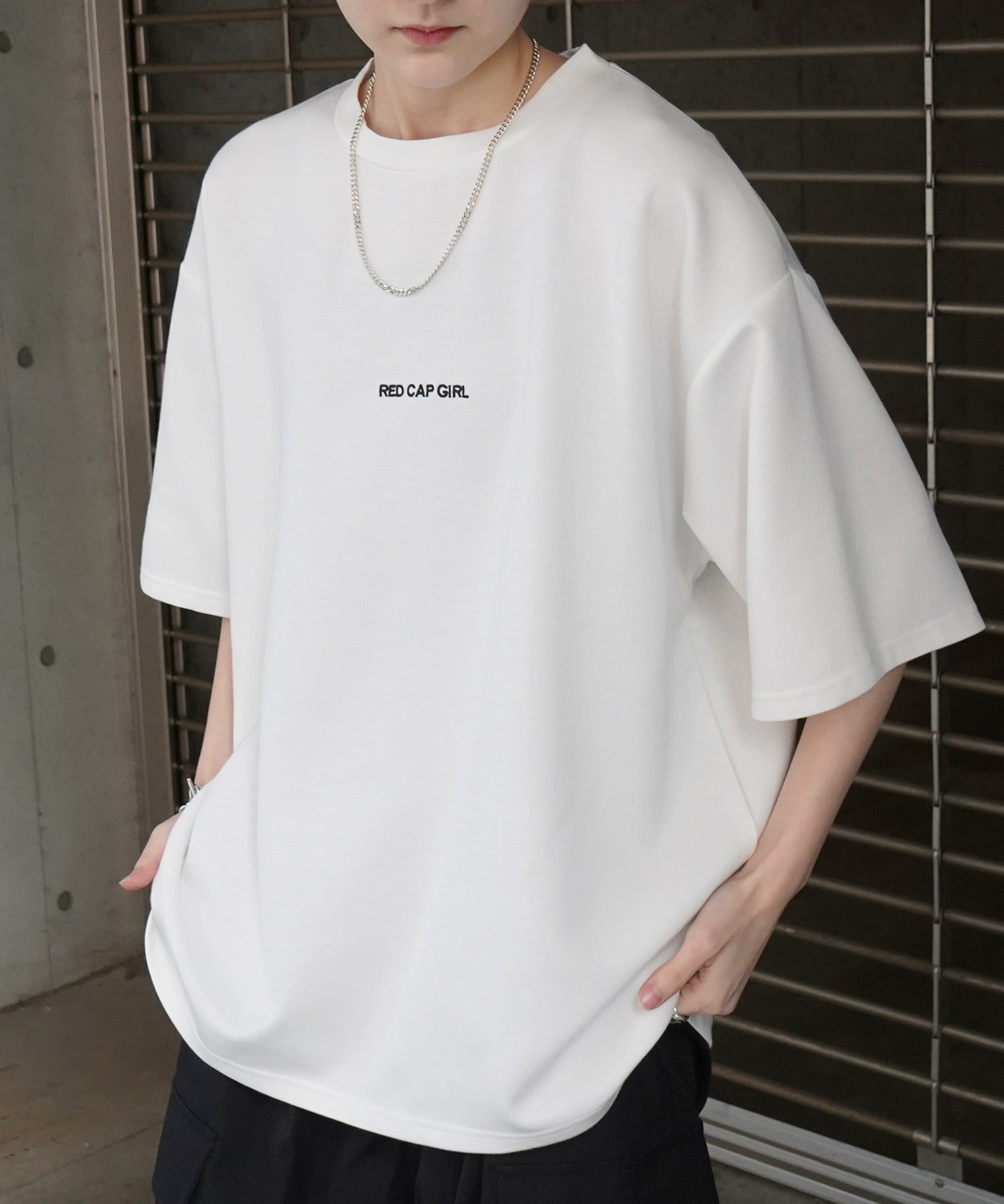 【RED CAP GIRL】 バックイラスト / ワンポイント刺繍 ドレープとろみ ポンチ ビッグシルエットプリントTシャツ 25SS