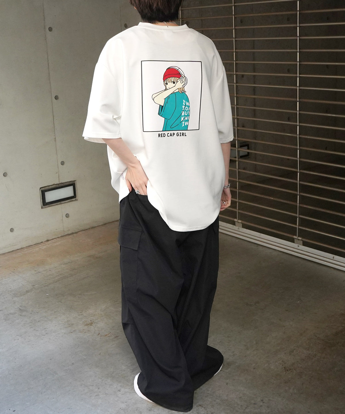 【RED CAP GIRL】 バックイラスト / ワンポイント刺繍 ドレープとろみ ポンチ ビッグシルエットプリントTシャツ 25SS