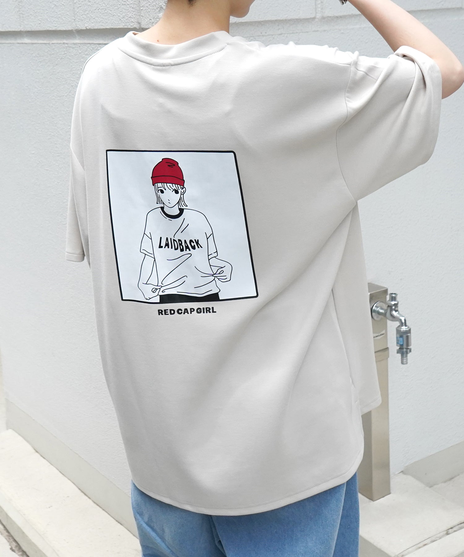 【RED CAP GIRL】 バックイラスト ワンポイント刺繍 ドレープとろみ ポンチ ビッグシルエットプリントTシャツ 25SS