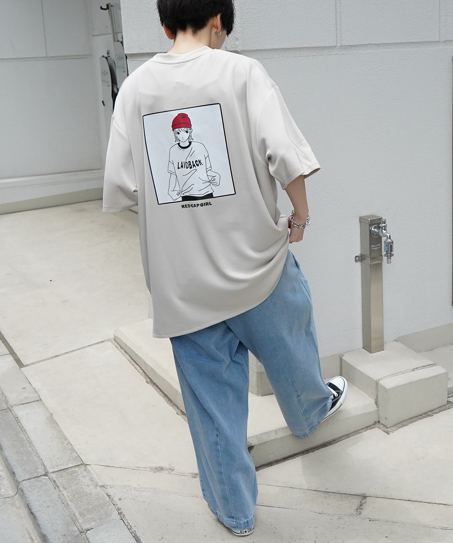 【RED CAP GIRL】 バックイラスト ワンポイント刺繍 ドレープとろみ ポンチ ビッグシルエットプリントTシャツ 25SS