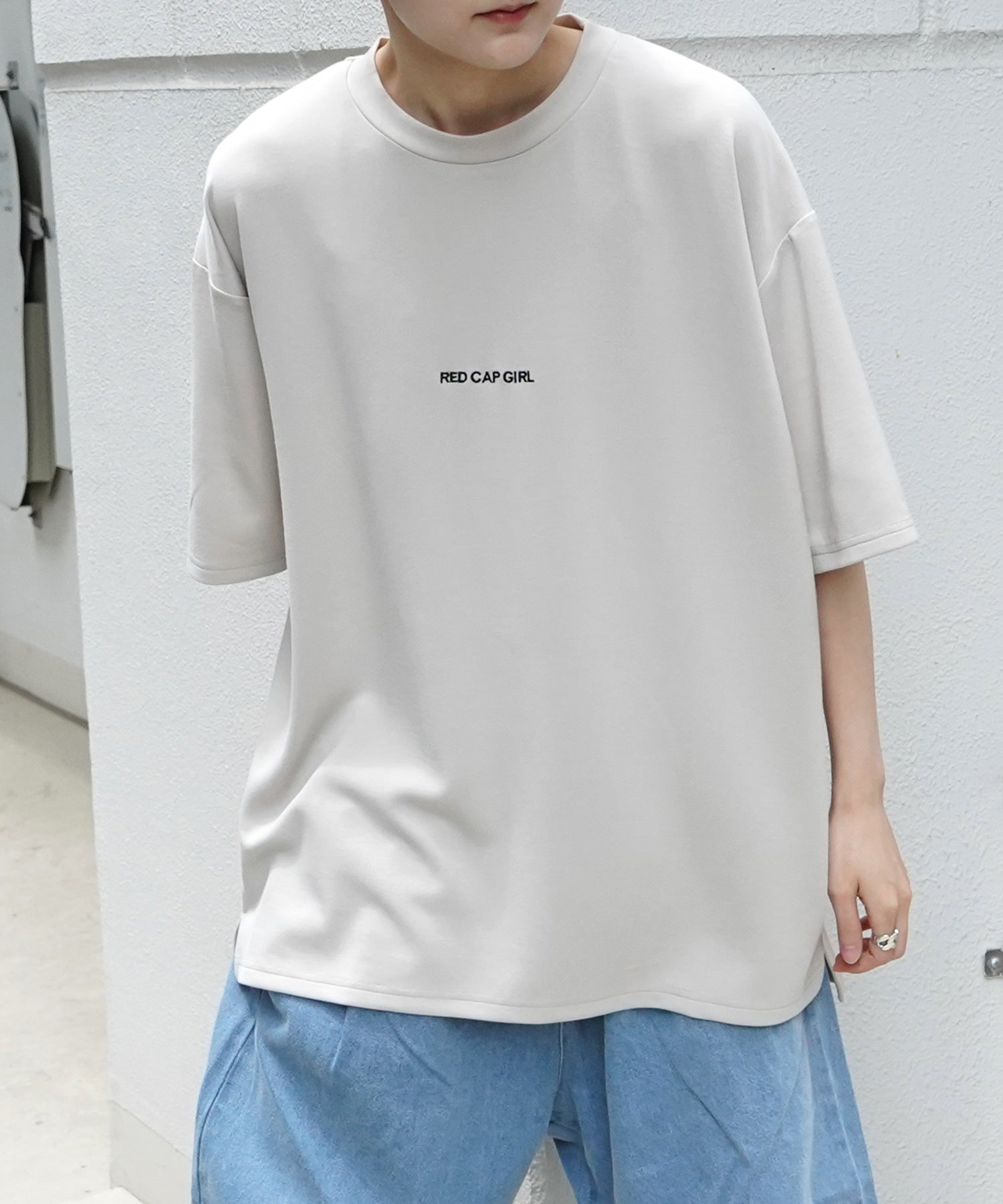 【RED CAP GIRL】 バックイラスト ワンポイント刺繍 ドレープとろみ ポンチ ビッグシルエットプリントTシャツ 25SS