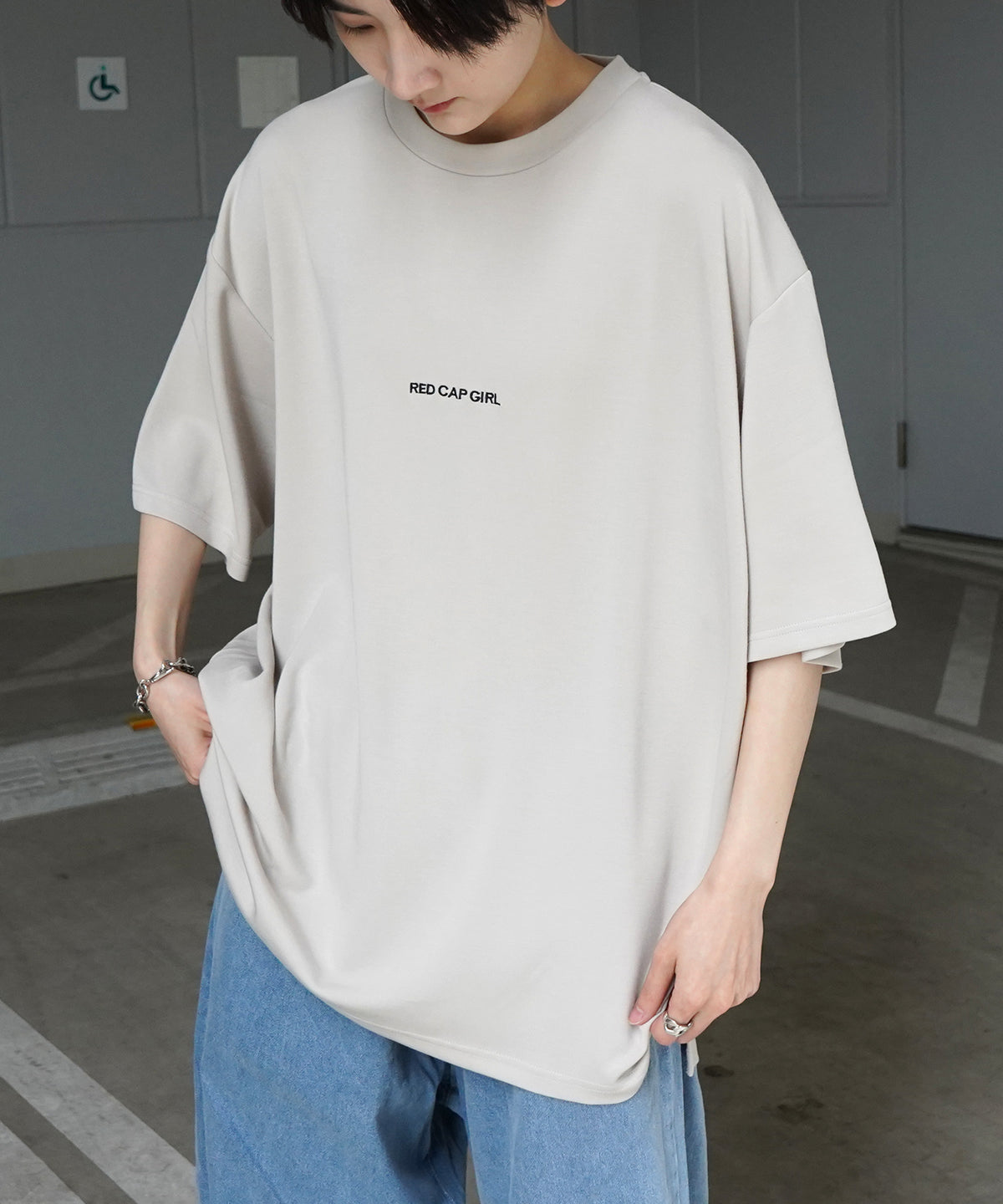 【RED CAP GIRL】バック転写 ワンポイント刺繍 ドレープとろみ ポンチ ビッグシルエットプリントTシャツ 25SS