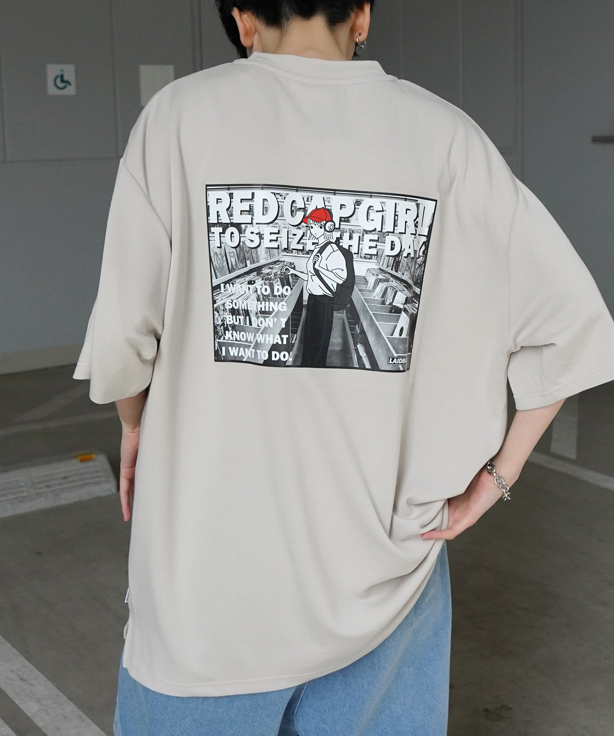 【RED CAP GIRL】バック転写 ワンポイント刺繍 ドレープとろみ ポンチ ビッグシルエットプリントTシャツ 25SS