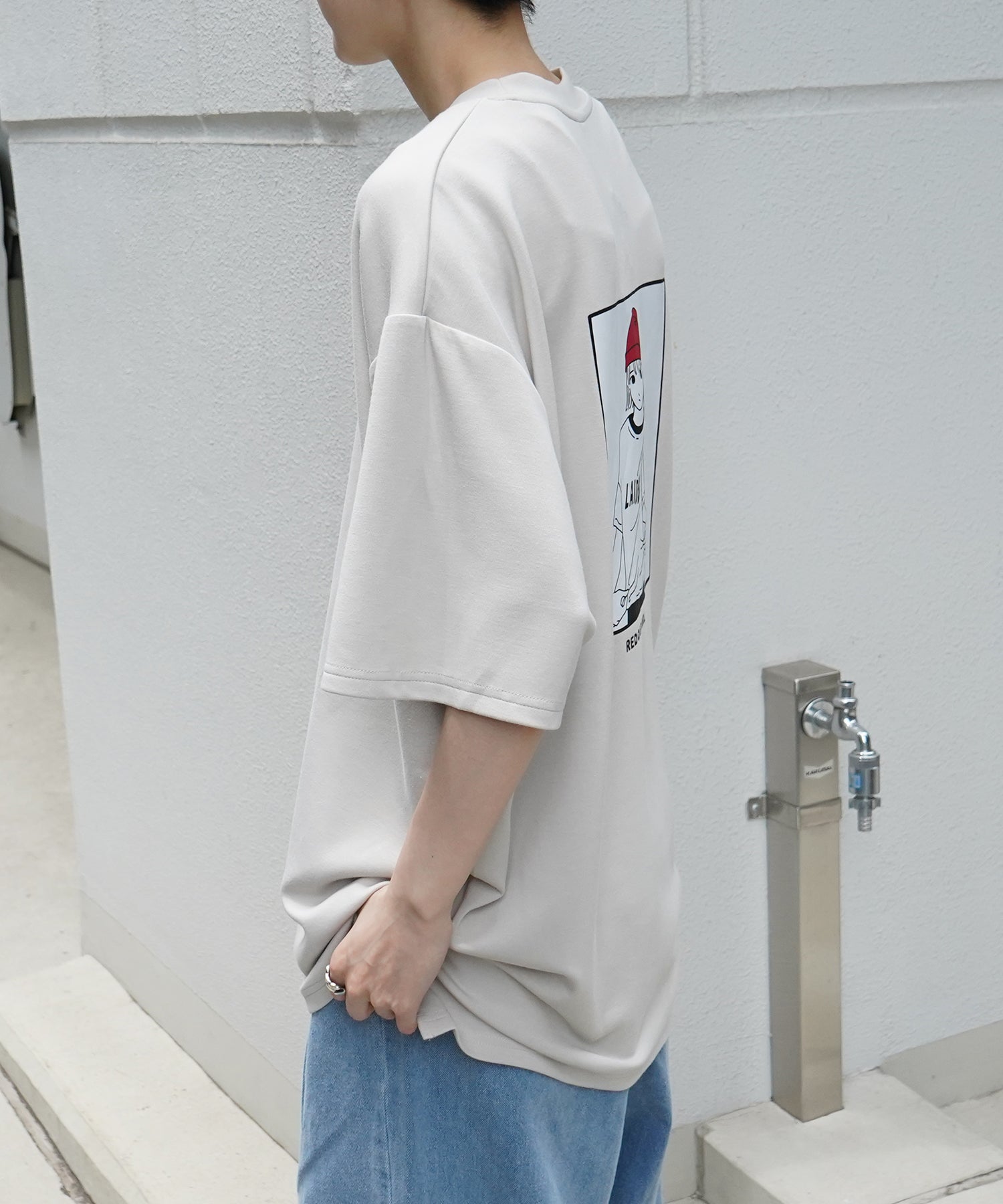 【RED CAP GIRL】 バックイラスト ワンポイント刺繍 ドレープとろみ ポンチ ビッグシルエットプリントTシャツ 25SS