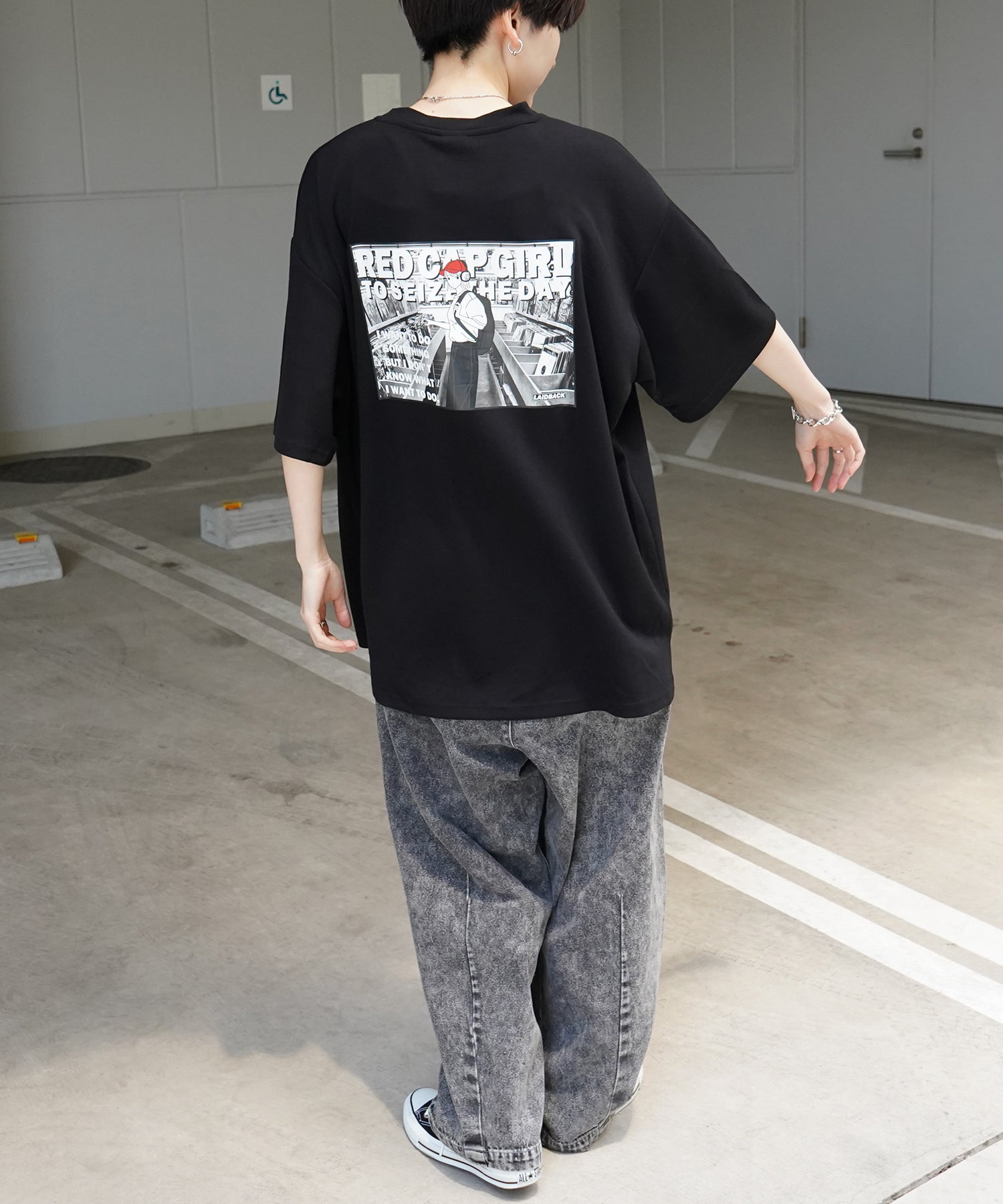 【RED CAP GIRL】バック転写 ワンポイント刺繍 ドレープとろみ ポンチ ビッグシルエットプリントTシャツ 25SS