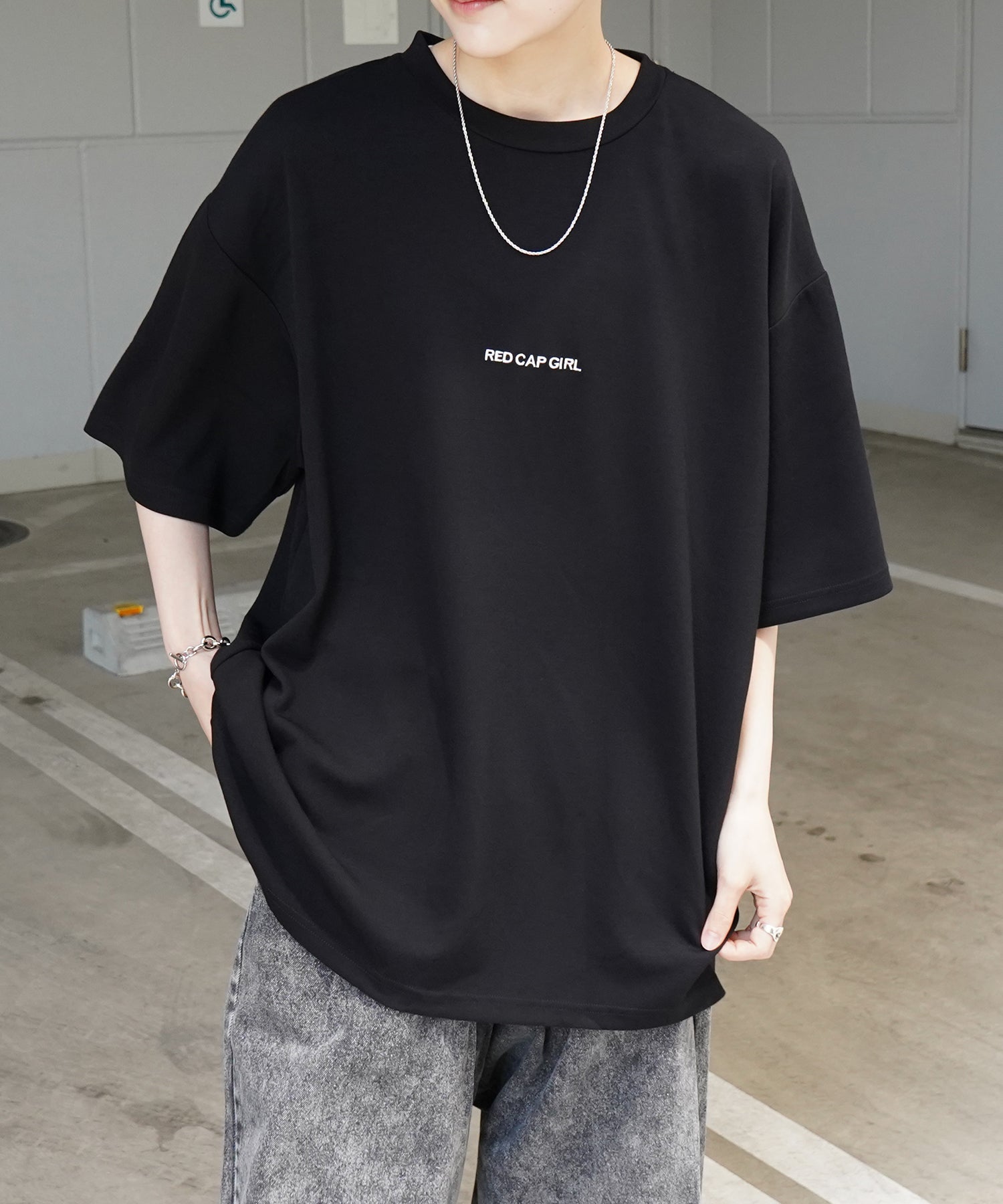 【RED CAP GIRL】バック転写 ワンポイント刺繍 ドレープとろみ ポンチ ビッグシルエットプリントTシャツ 25SS