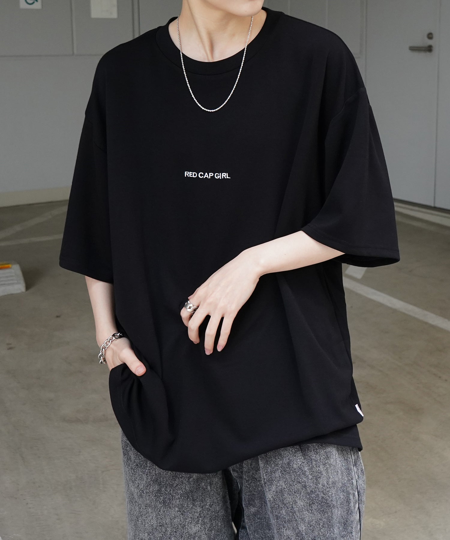 【RED CAP GIRL】 バックイラスト ワンポイント刺繍 ドレープとろみ ポンチ ビッグシルエットプリントTシャツ 25SS