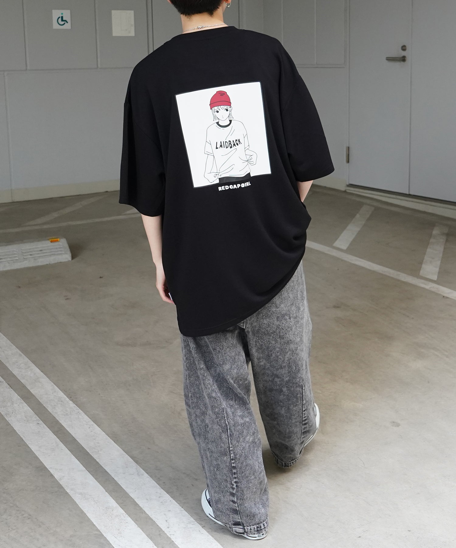 【RED CAP GIRL】 バックイラスト ワンポイント刺繍 ドレープとろみ ポンチ ビッグシルエットプリントTシャツ 25SS