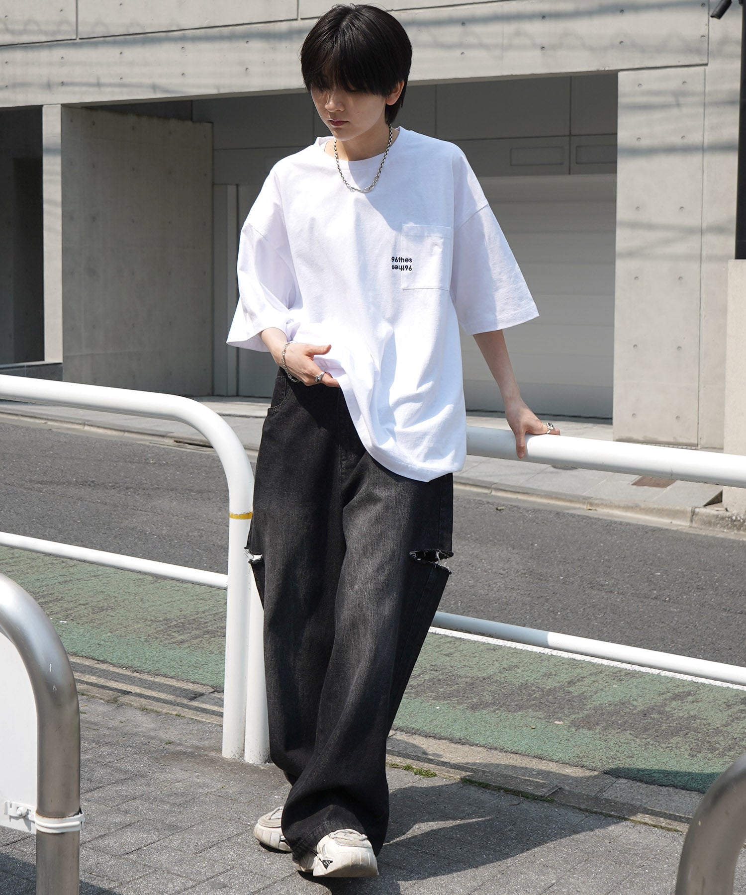 【96thes】韓国ストリート ビッグシルエット ワンポイントマタギ刺繍 半袖Tシャツ