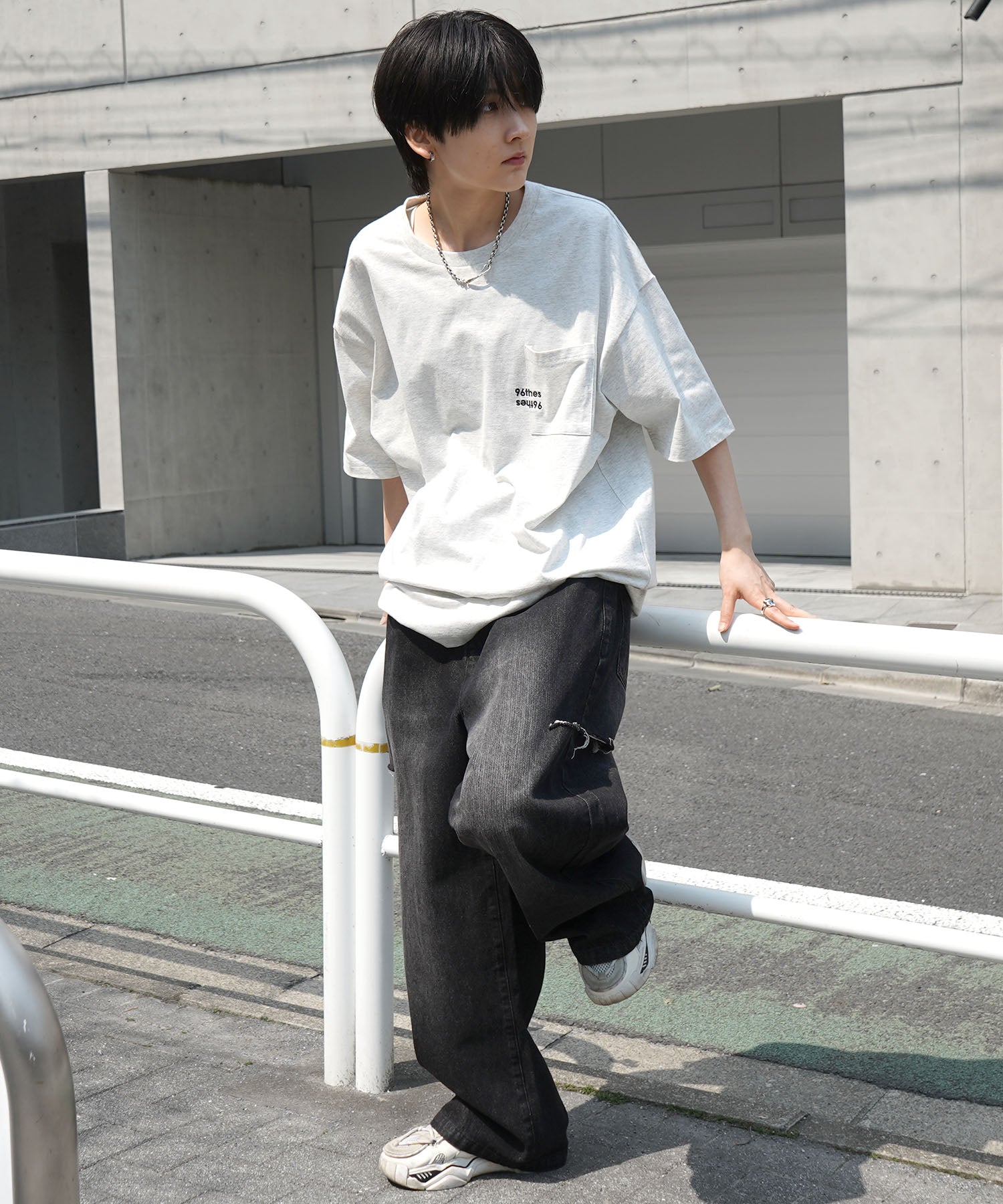 【96thes】韓国ストリート ビッグシルエット ワンポイントマタギ刺繍 半袖Tシャツ