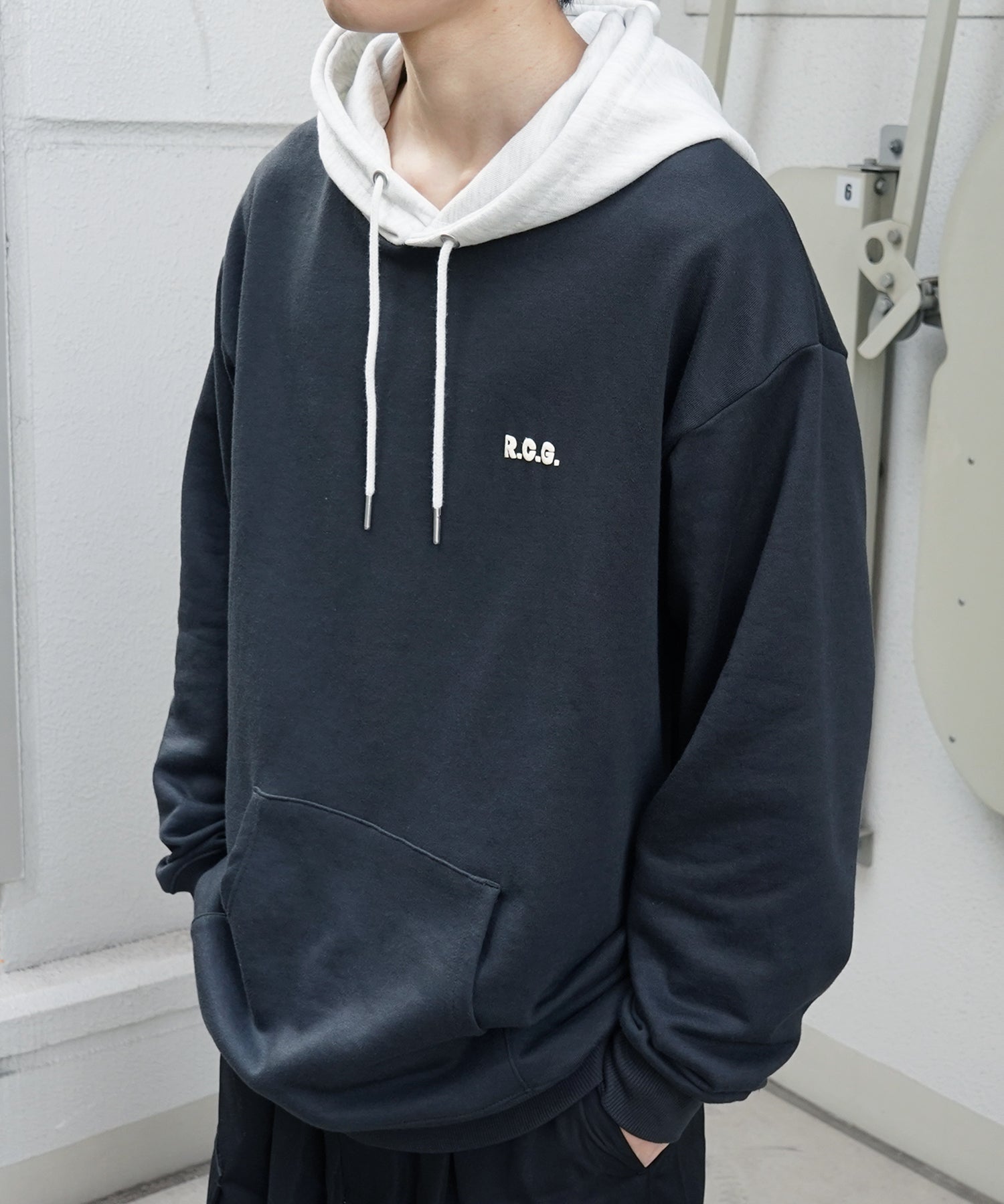 【RED CAP GIRL】24SS ビッグシルエット フロント発泡プリントプルオーバーパーカー